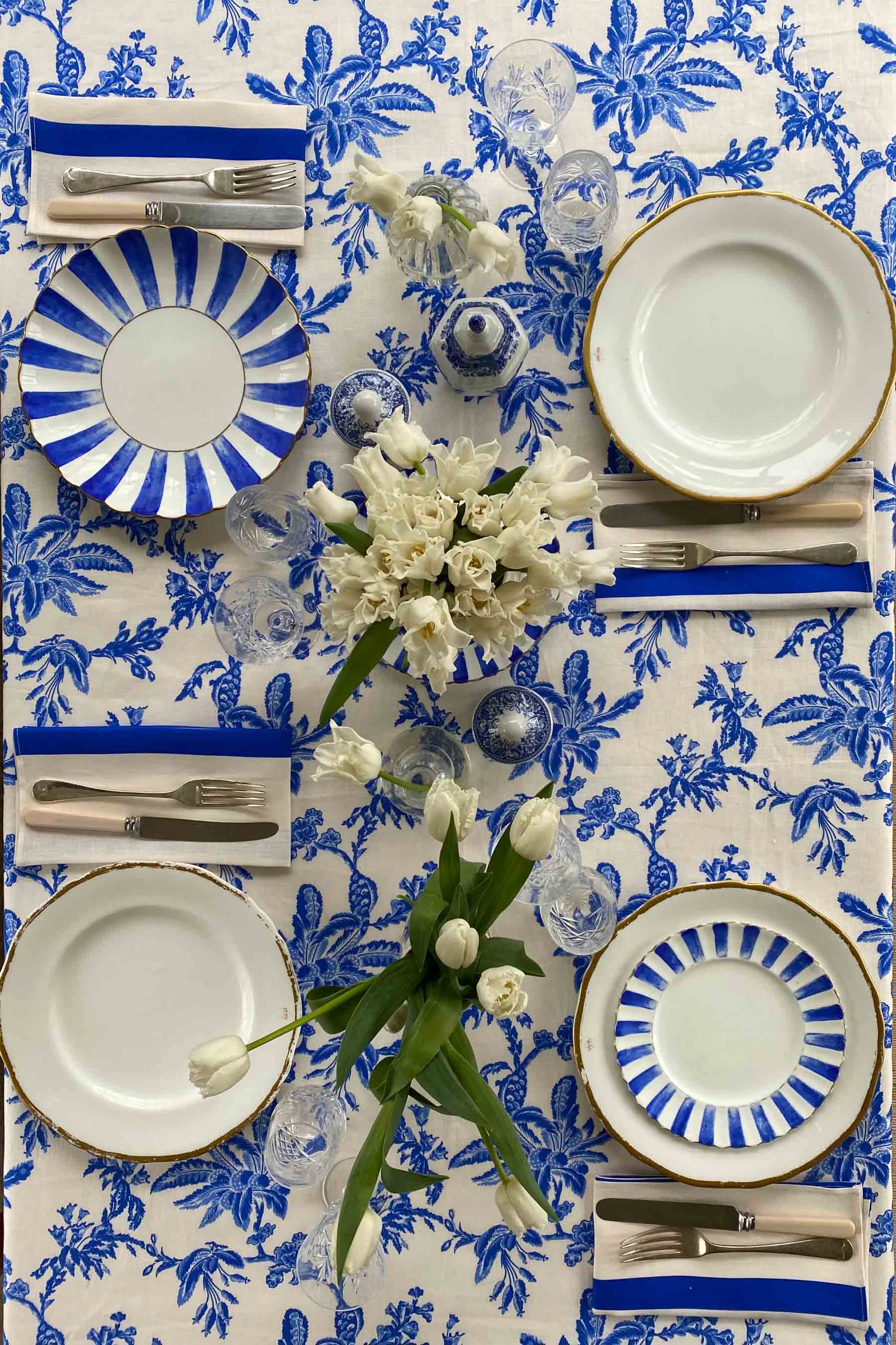 Billede fra myndighedens meddelelse af det tilbagekaldte produkt UK - Linen Tablecloth - Passion Vine Blue. Årsag: OKTILTAG.
