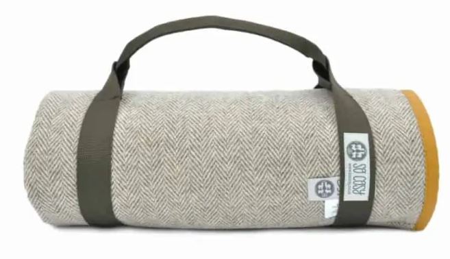 Billede fra myndighedens meddelelse af det tilbagekaldte produkt Picnic Roll Up Blanket Mustard. Årsag: OKTILTAG.