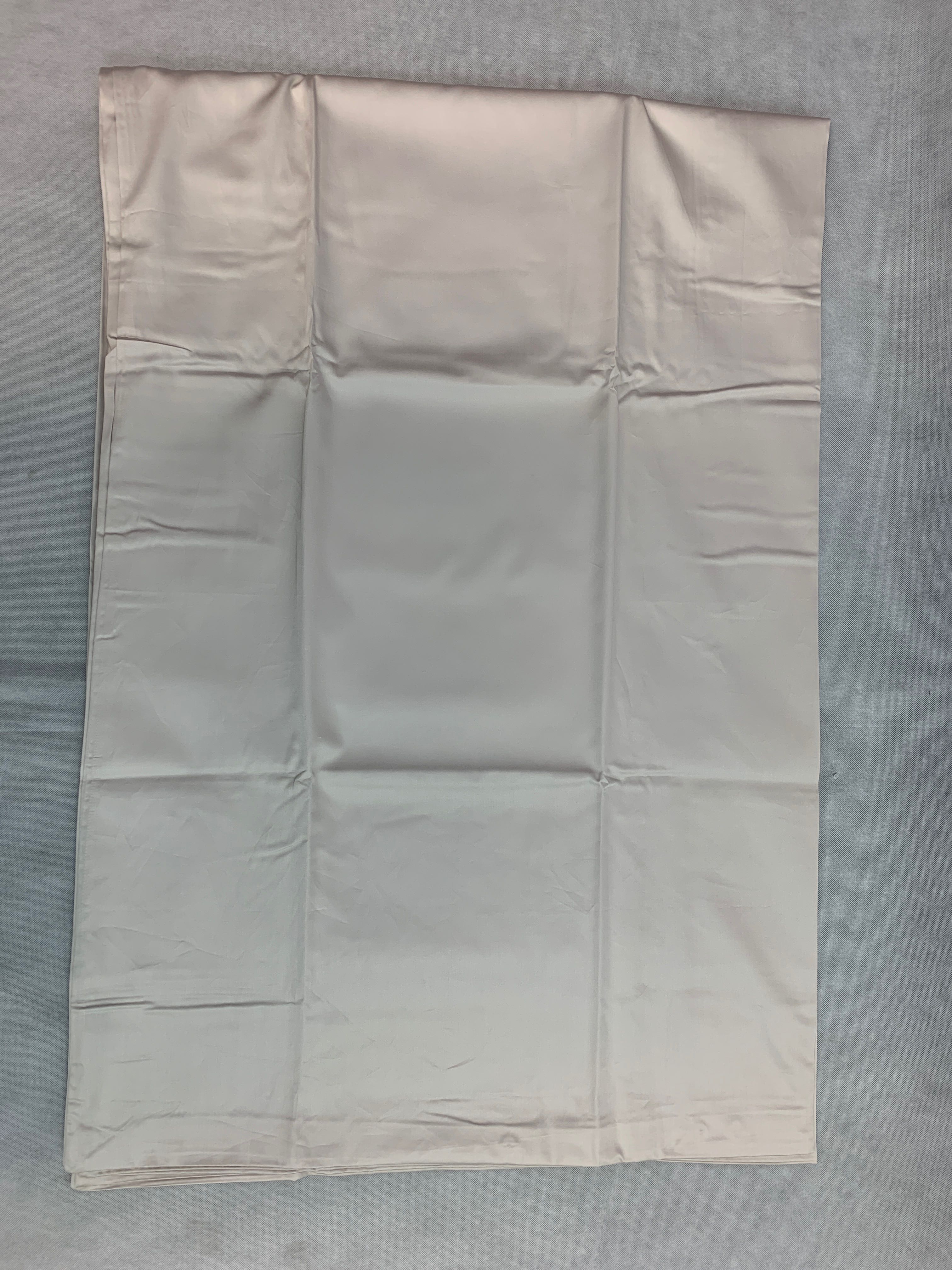 Billede fra myndighedens meddelelse af det tilbagekaldte produkt 520 Count Pure Egyptian Cotton Bedlinen – Oyster Pearl. Årsag: OKTILTAG.