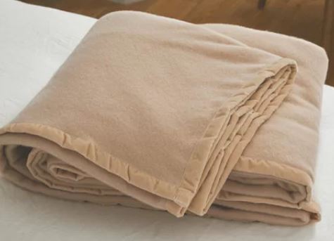 Billede fra myndighedens meddelelse af det tilbagekaldte produkt UK-Pure Lambswool Blanket – Elizabeth. Årsag: OKTILTAG.