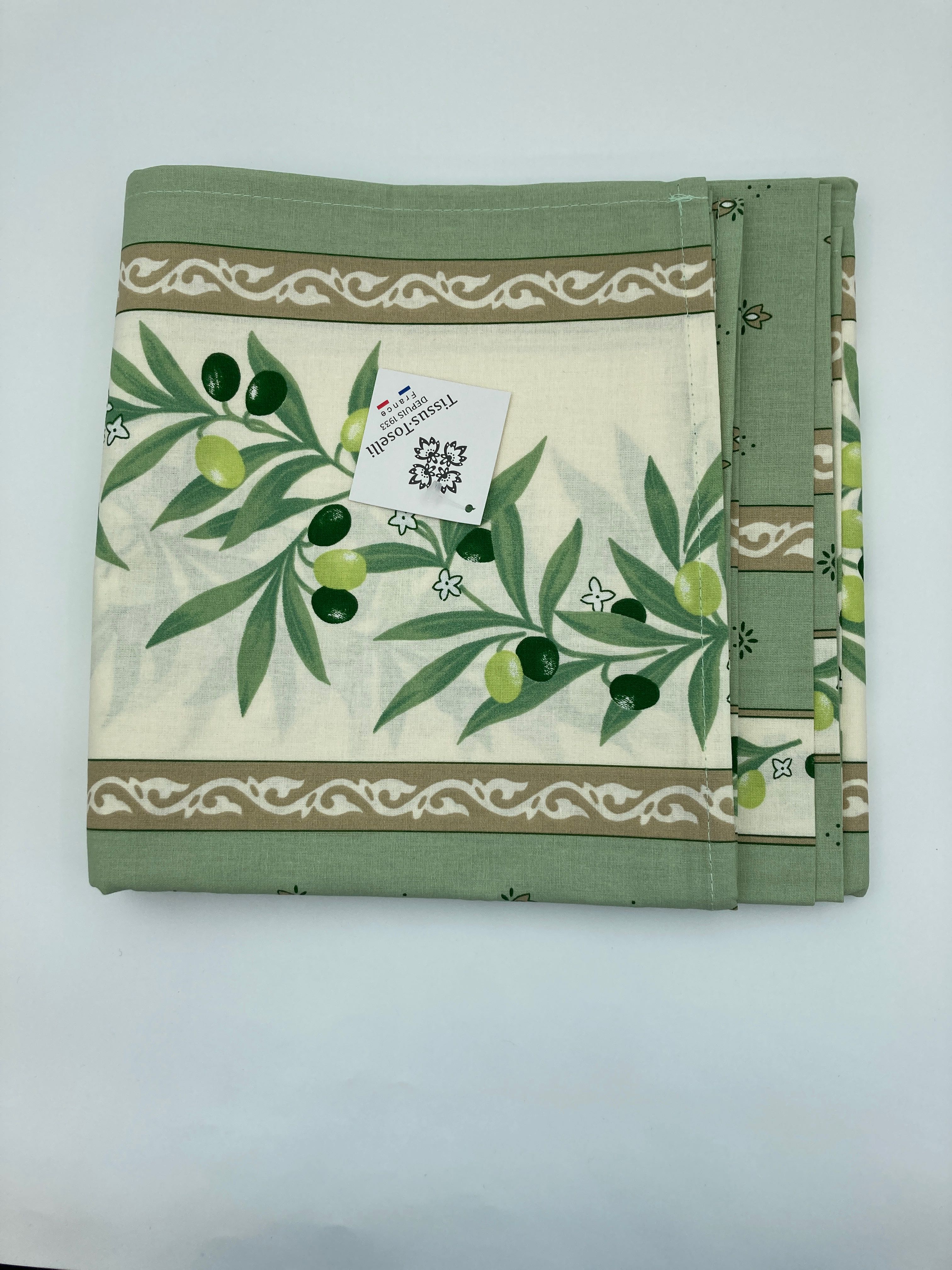 Billede fra myndighedens meddelelse af det tilbagekaldte produkt Olive Blossom Tablecloth Rectangular Green. Årsag: OKTILTAG.