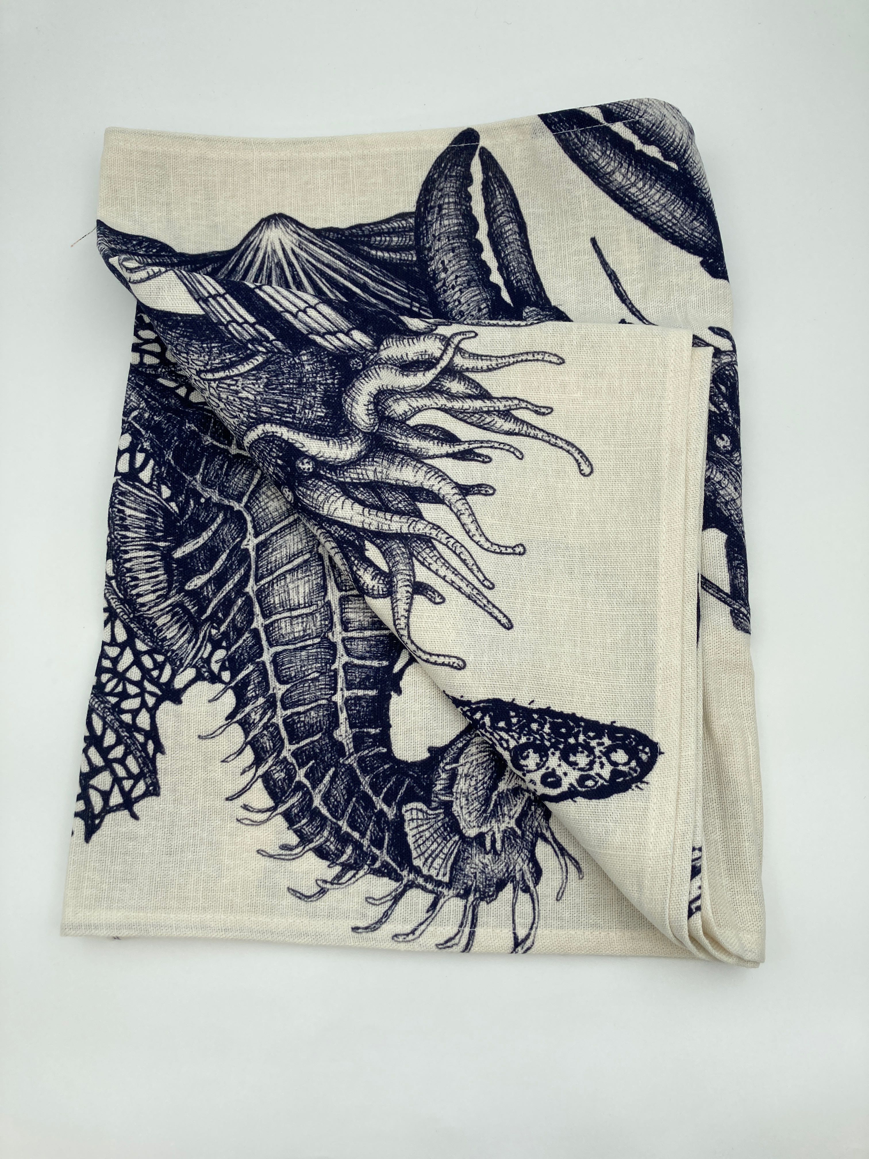 Billede fra myndighedens meddelelse af det tilbagekaldte produkt Sea Creatures Linen Table Runner. Årsag: OKTILTAG.