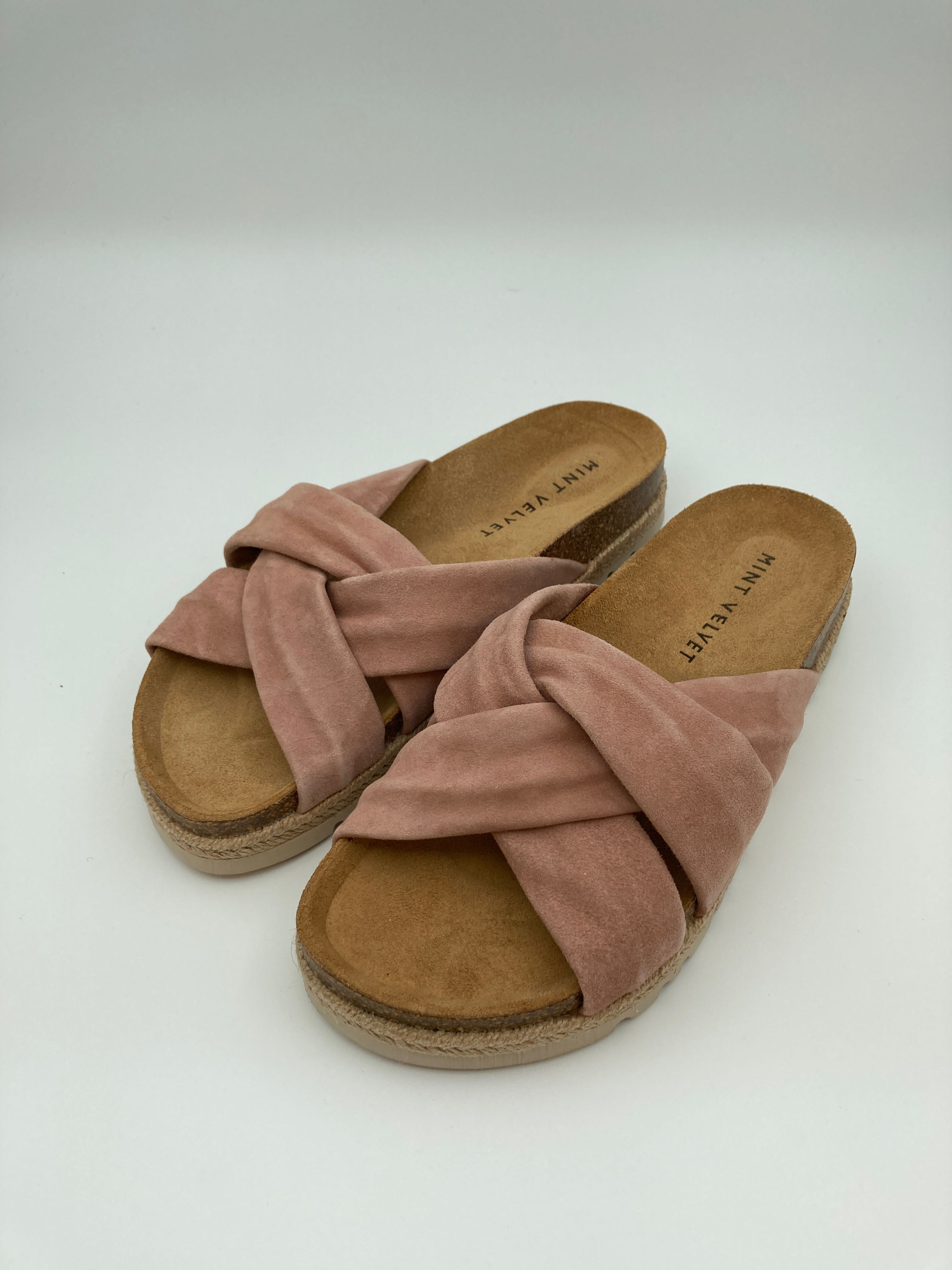 Billede fra myndighedens meddelelse af det tilbagekaldte produkt Darcy Pale Pink Chunky Sliders. Årsag: OKTILTAG.