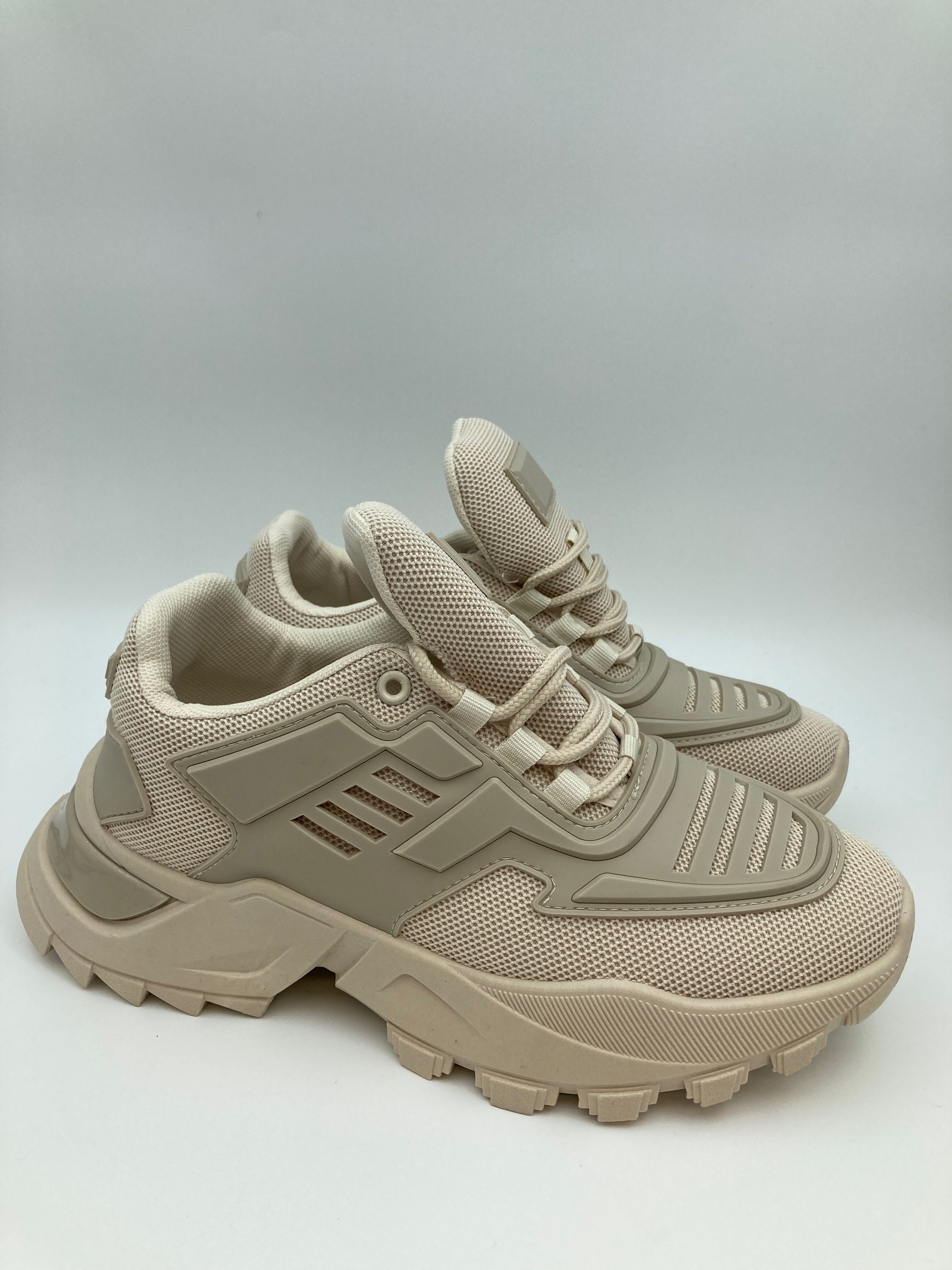 Billede fra myndighedens meddelelse af det tilbagekaldte produkt JORDYN NUDE CHUNKY MESH TRAINERS. Årsag: OKTILTAG.