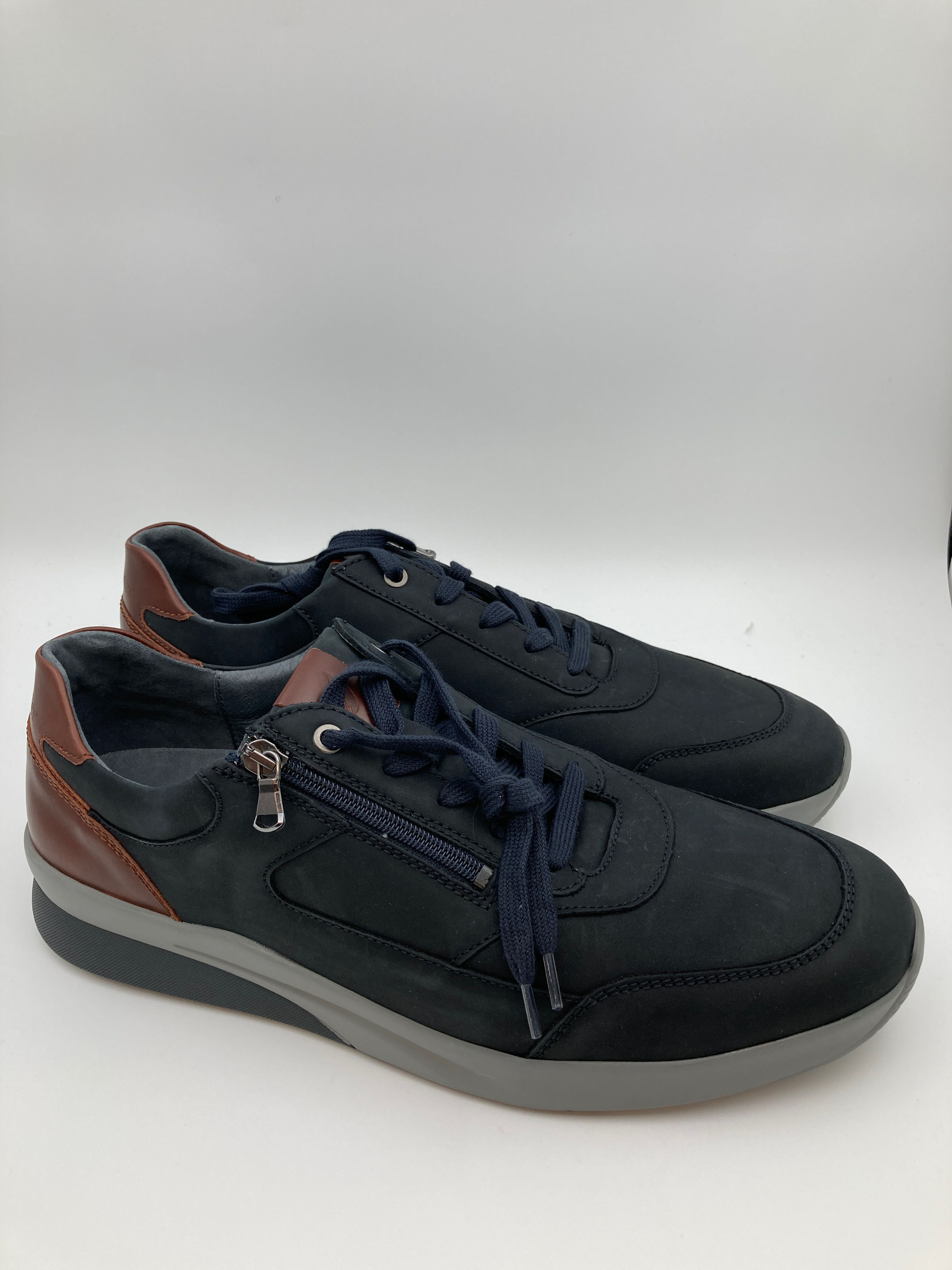 Billede fra myndighedens meddelelse af det tilbagekaldte produkt WALDLAUFER MENS K-FABIAN 654001 TRAINER IN NAVY. Årsag: OKTILTAG.