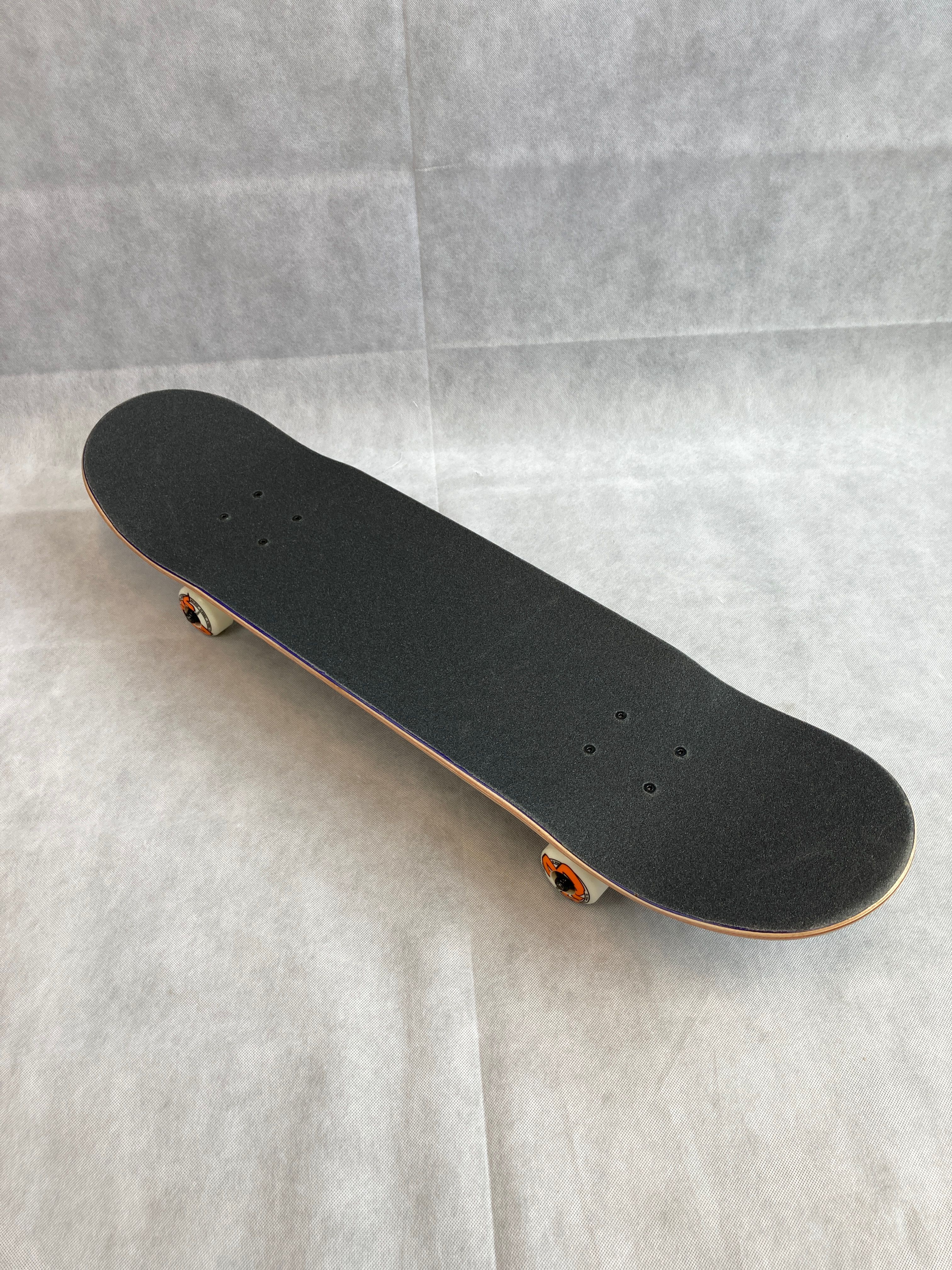 Billede fra myndighedens meddelelse af det tilbagekaldte produkt June - Kinda - Complete Skateboard - 8.125". Årsag: OVERTRÆD.