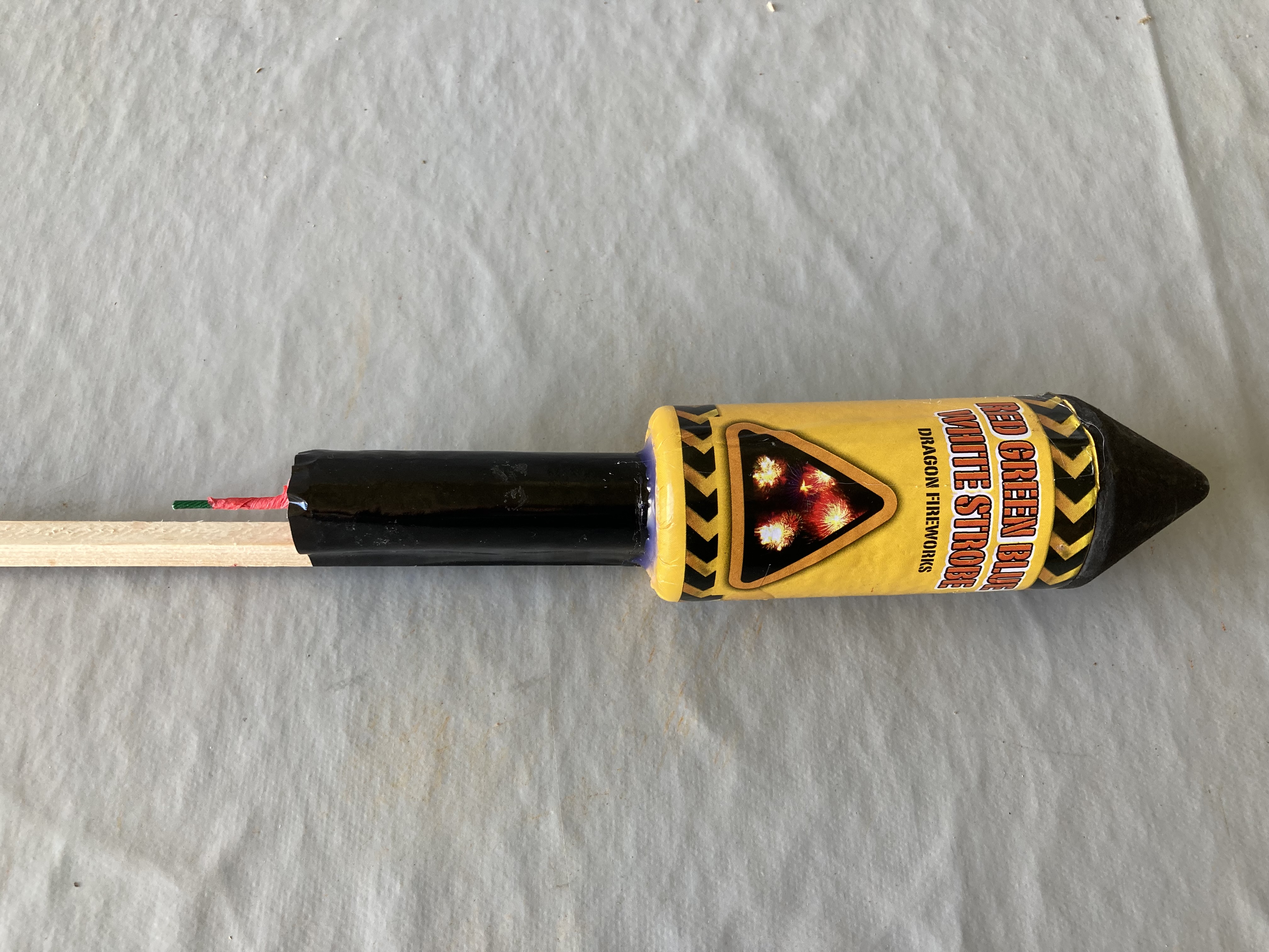 Billede fra myndighedens meddelelse af det tilbagekaldte produkt Red Green Blue White Strobe. Årsag: OKTILTAG.