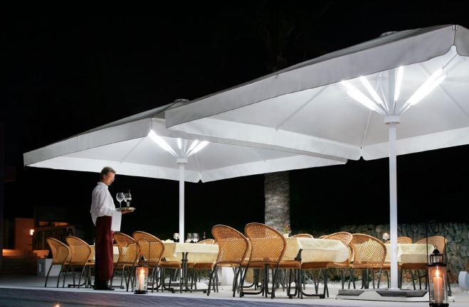 Billede fra myndighedens meddelelse af det tilbagekaldte produkt Caravita Big Ben parasol med påmonterede armaturer med LED-lys og varmelamper. Årsag: OKTILTAG.