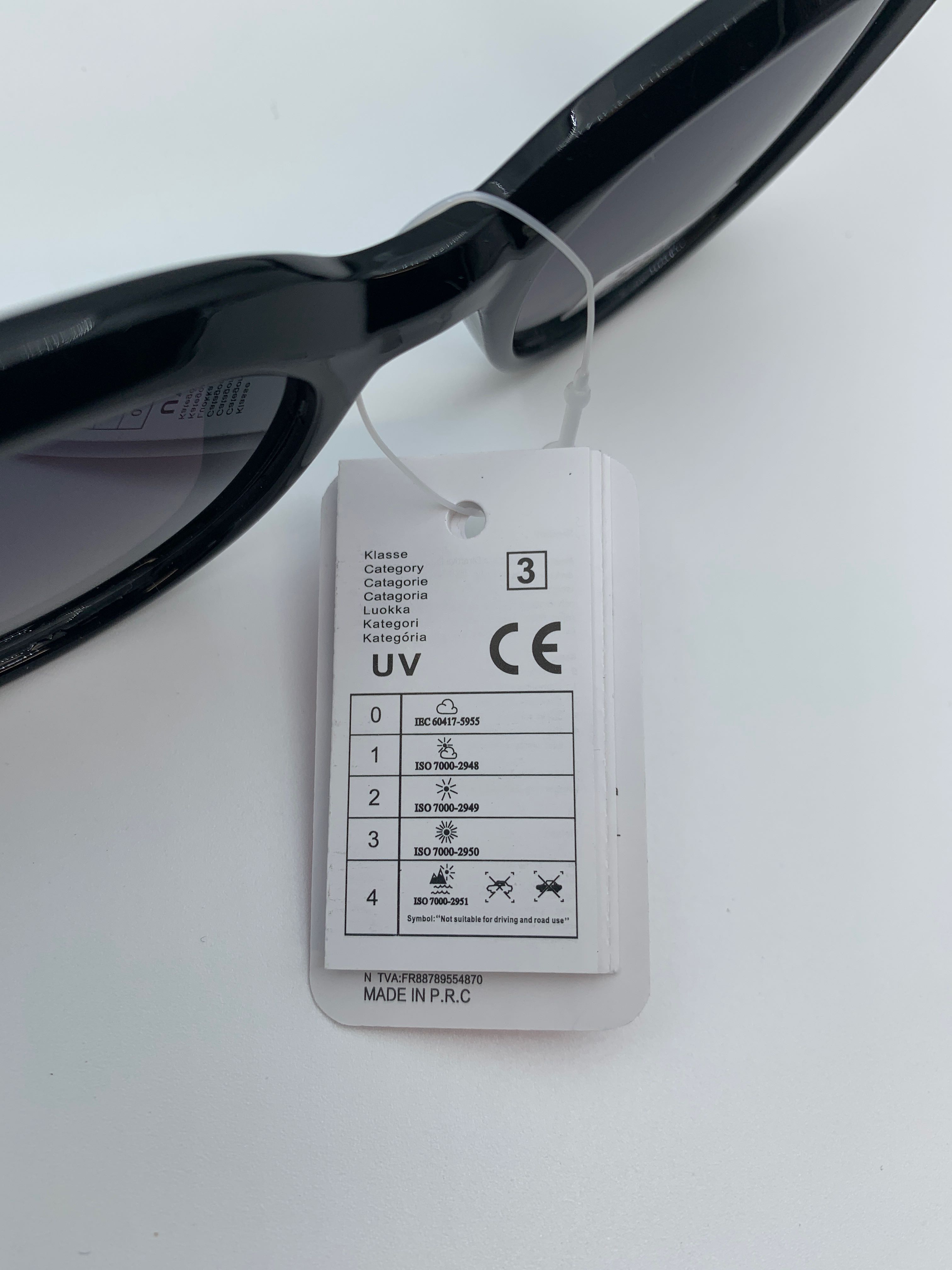 Billede fra myndighedens meddelelse af det tilbagekaldte produkt Make No Promises Black Cateye Sunglasses. Årsag: OVERTRÆD.