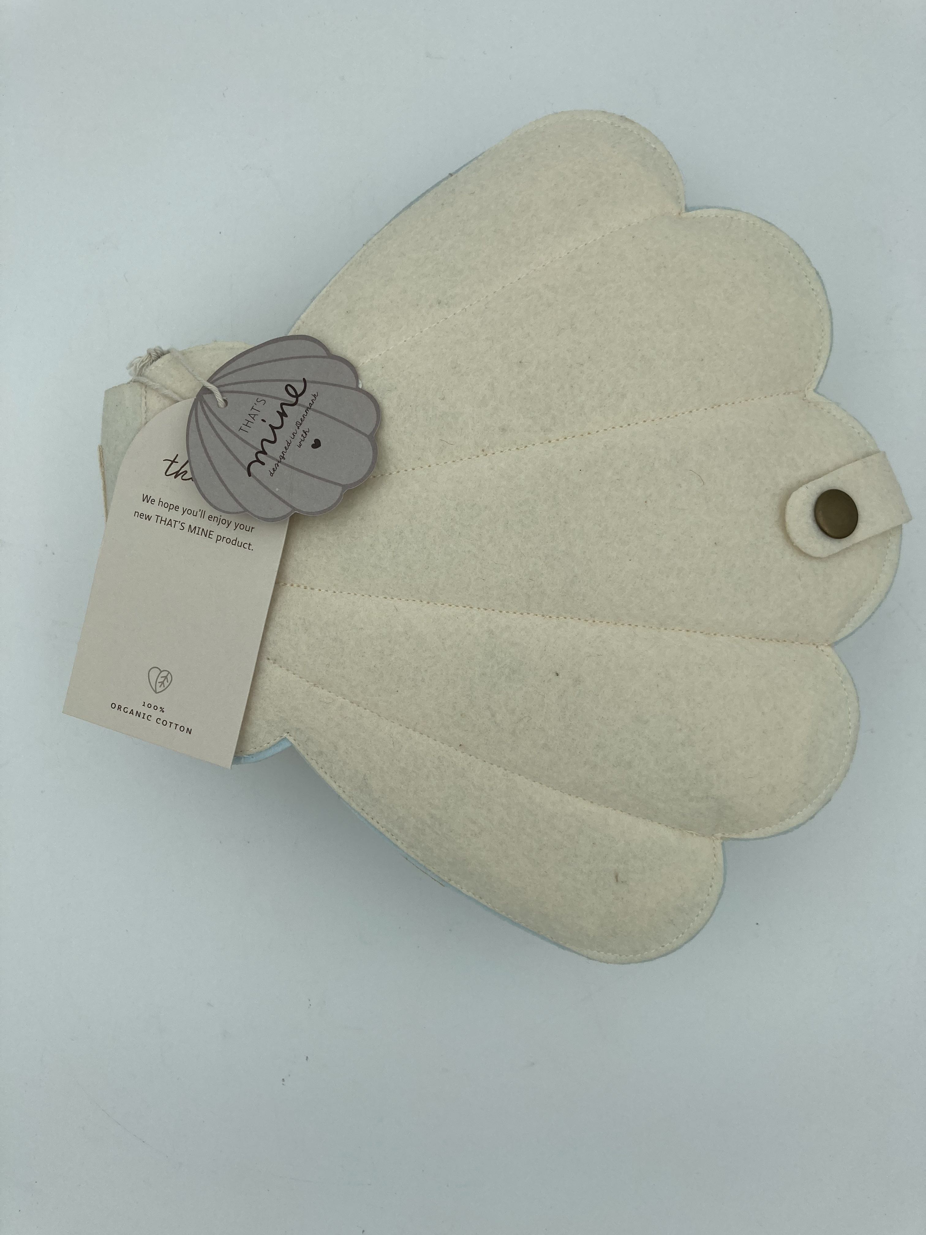 Billede fra myndighedens meddelelse af det tilbagekaldte produkt Felt playing book Shell - Babylegetøj Stofbog. Årsag: OKTILTAG.