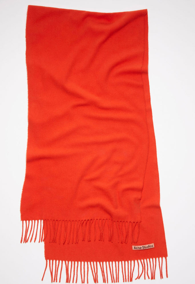 Billede fra myndighedens meddelelse af det tilbagekaldte produkt FRINGE WOOL SCARF – NARROW. Årsag: OKTILTAG.