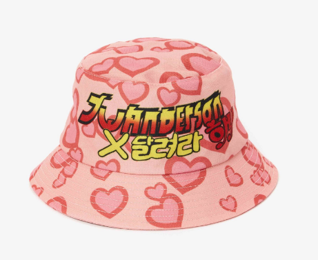 Billede fra myndighedens meddelelse af det tilbagekaldte produkt RUN HANY BUCKET HAT. Årsag: OKTILTAG.