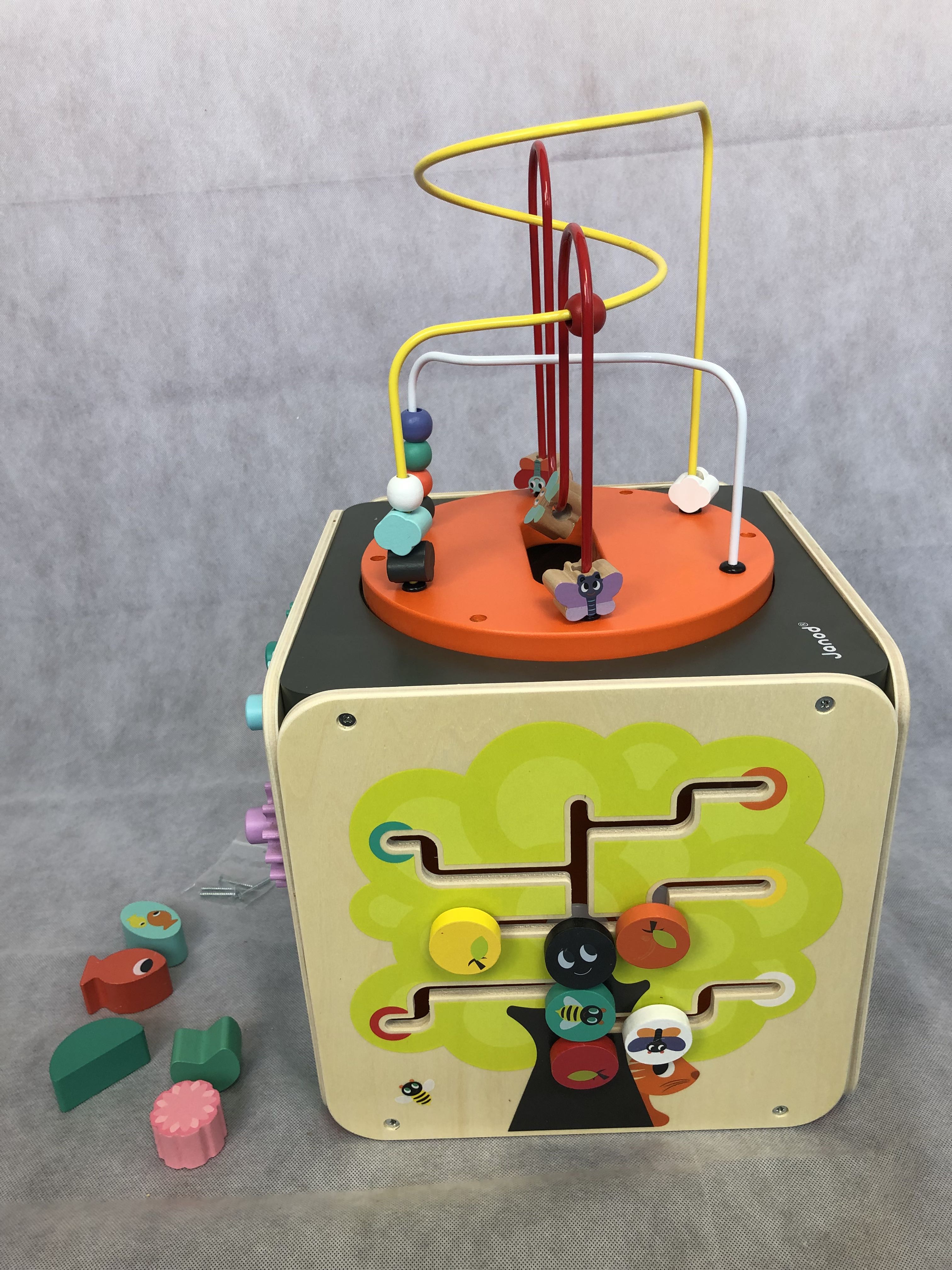 Billede fra myndighedens meddelelse af det tilbagekaldte produkt Multi-Activity Looping Toy. Årsag: OVERTRÆD.
