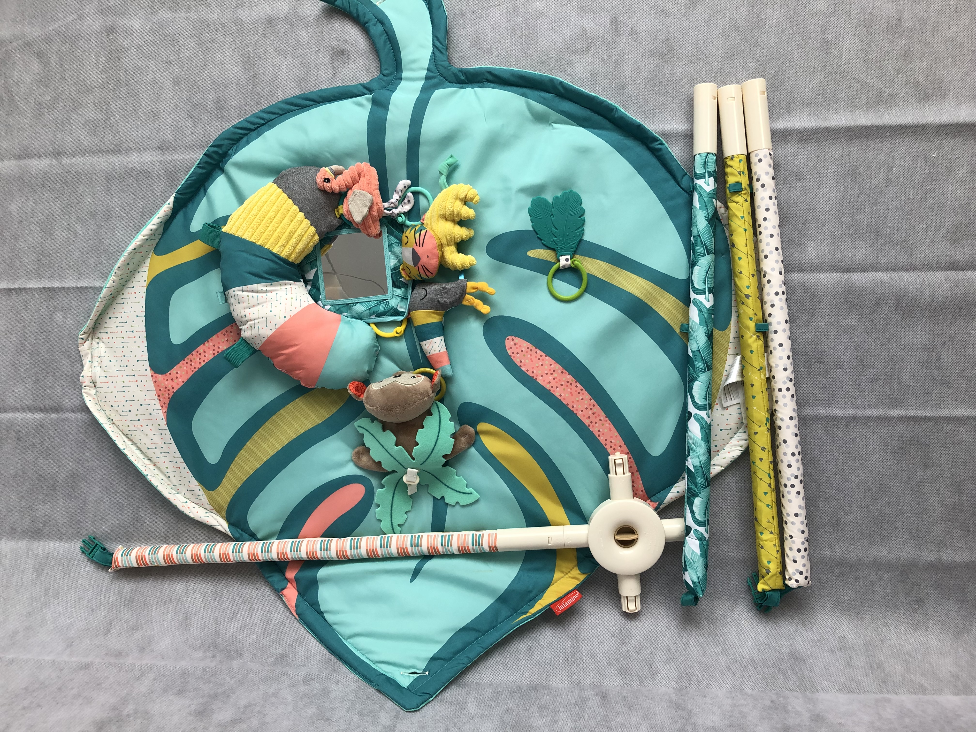 Billede fra myndighedens meddelelse af det tilbagekaldte produkt Go Gaga Deluxe Activity Gym & Play Mat Tropical. Årsag: OKTILTAG.