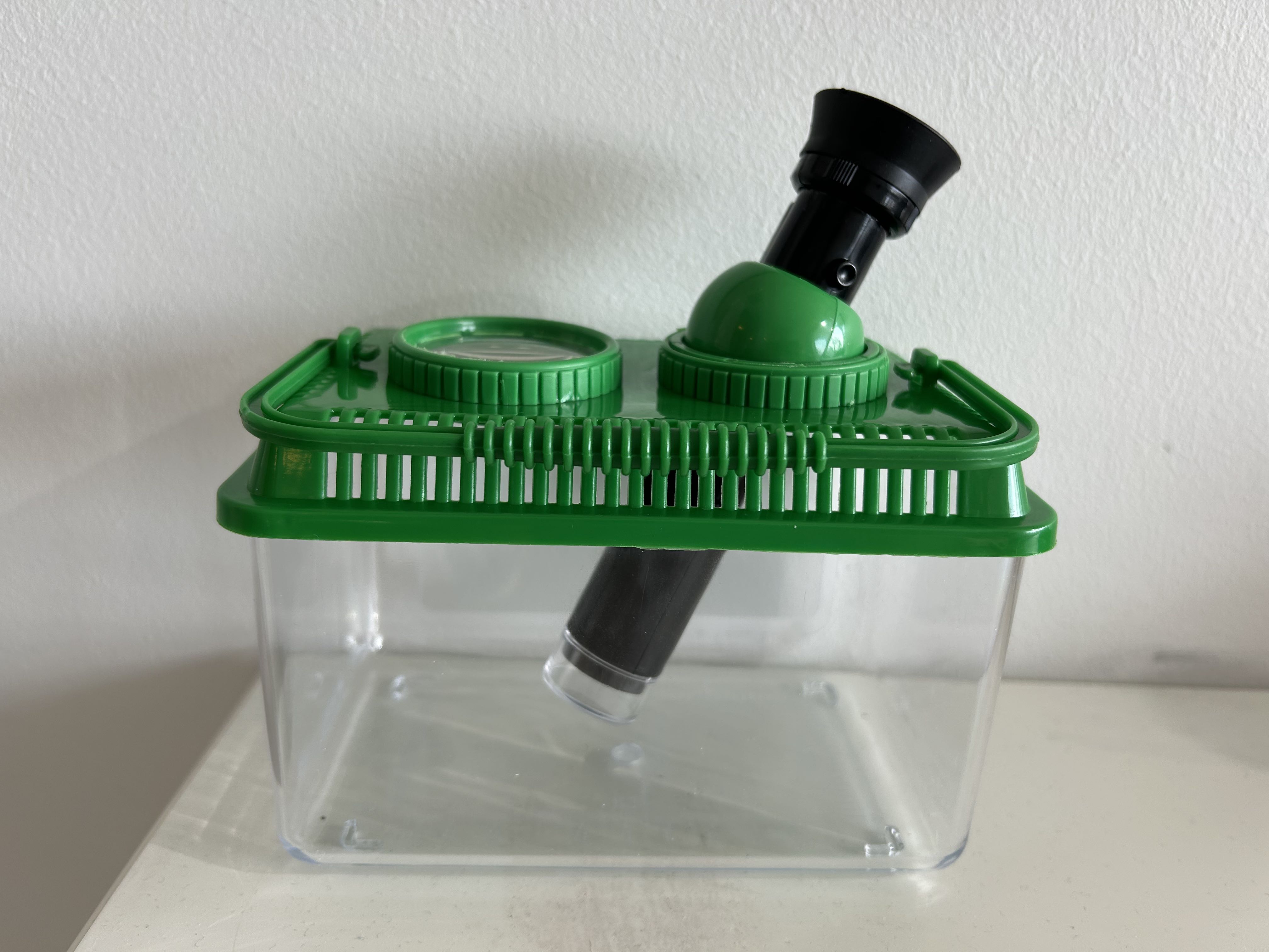 Billede fra myndighedens meddelelse af det tilbagekaldte produkt Observationsboks med forstørrelsesglas. Årsag: OKTILTAG.