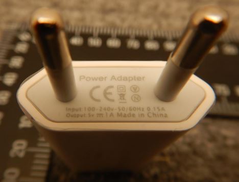 Billede fra myndighedens meddelelse af det tilbagekaldte produkt Adapter, input 100-240V 50/60Hz, output 5V/1000mA til gulvlampe LED Hvalen Christian. Årsag: OVERTRÆD.
