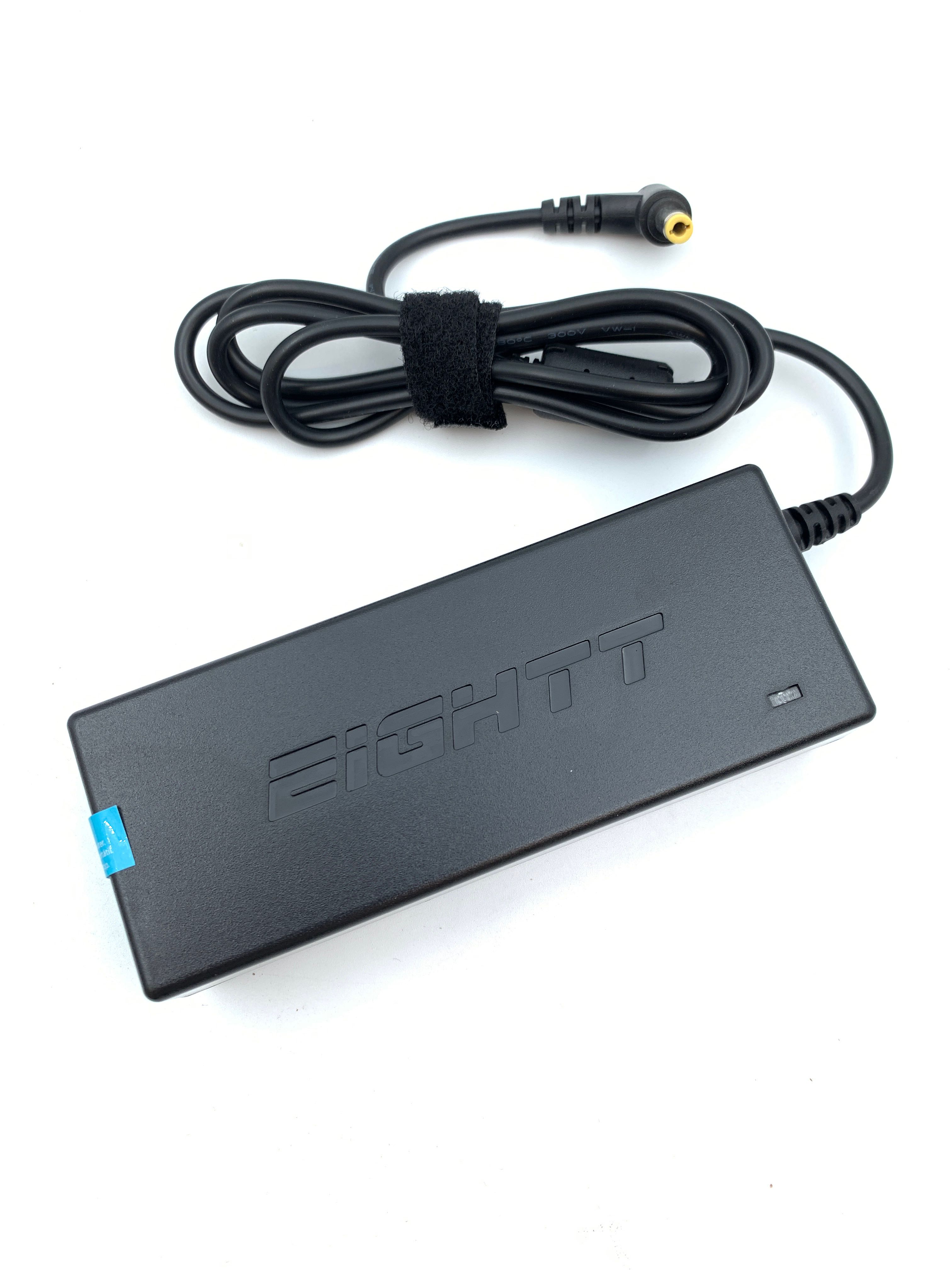 Billede fra myndighedens meddelelse af det tilbagekaldte produkt Laptop-oplader Eightt ETO90. Årsag: OKTILTAG.