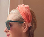 Billede fra myndighedens meddelelse af det tilbagekaldte produkt Velvet peach Headband. Årsag: OKTILTAG.
