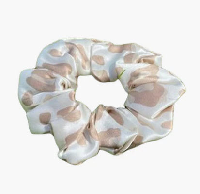 Billede fra myndighedens meddelelse af det tilbagekaldte produkt Luxury Animal Print Silk Hair Scrunchie. Årsag: OKTILTAG.