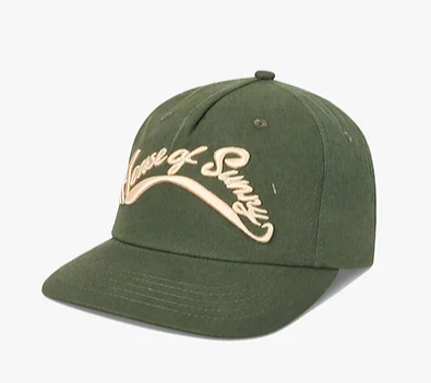 Billede fra myndighedens meddelelse af det tilbagekaldte produkt COLOUR THEORY RECYCLED COTTON CAP. Årsag: OVERTRÆD.