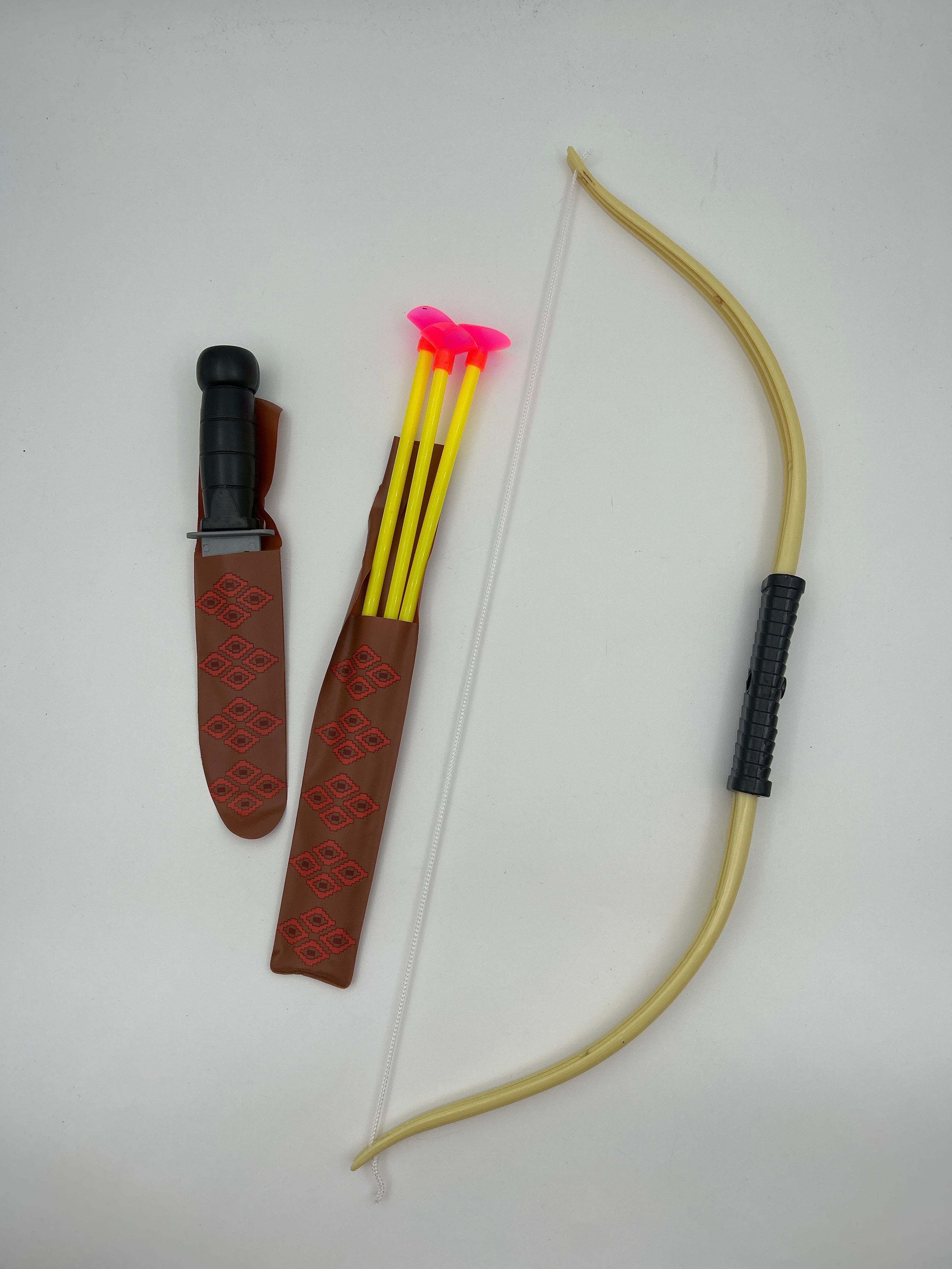 Billede fra myndighedens meddelelse af det tilbagekaldte produkt Bow with arrows and knife. Årsag: OKTILTAG.