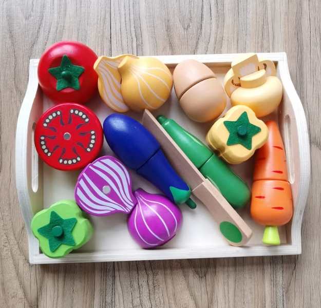 Billede fra myndighedens meddelelse af det tilbagekaldte produkt Wooden Play Food Toy for Kids Play Kitchen Pretend Play Cutting Fruits & Vegetables. Årsag: OKTILTAG.