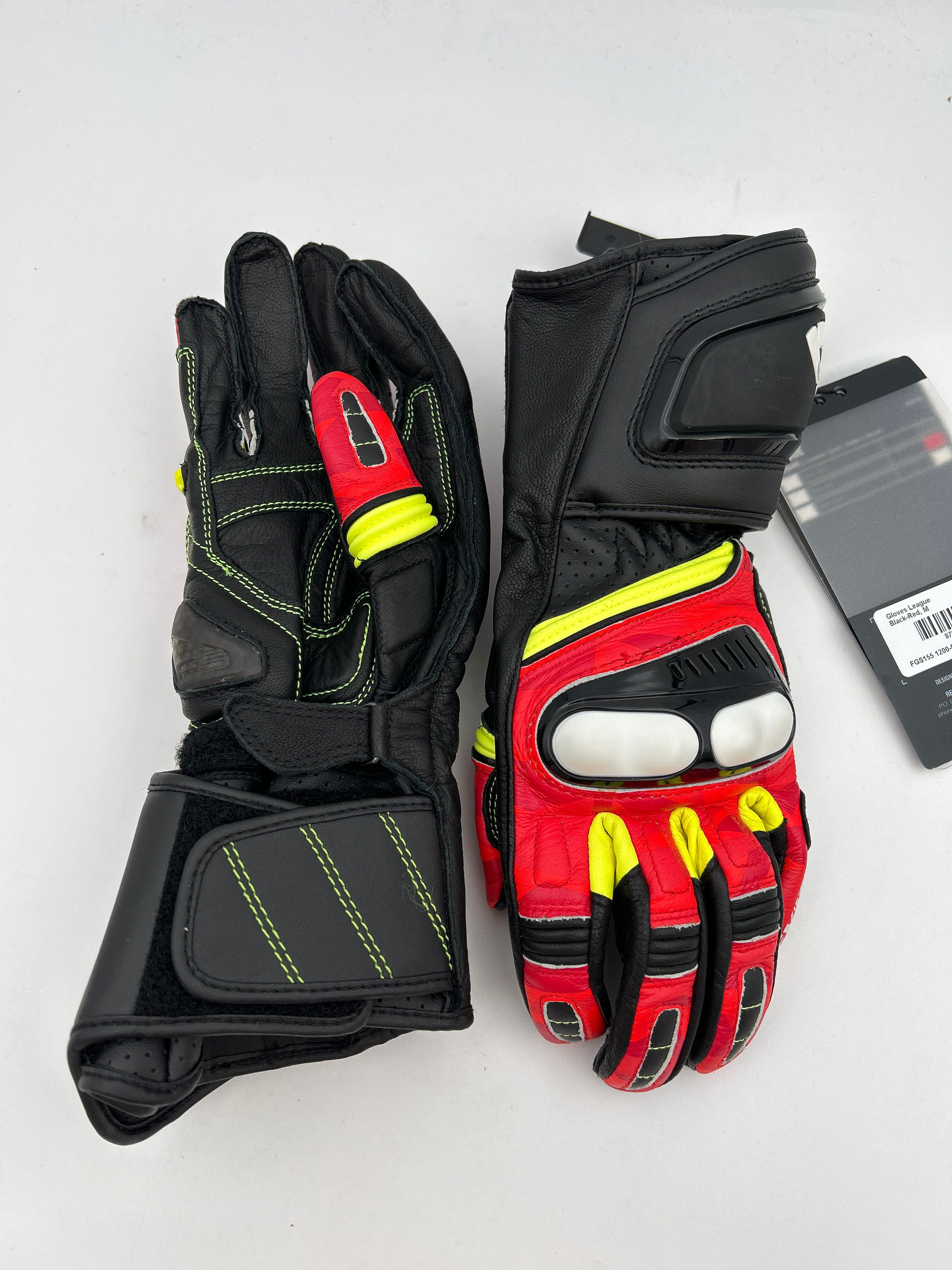 Billede fra myndighedens meddelelse af det tilbagekaldte produkt Rev'it Gloves League, Black/Red. Årsag: OKTILTAG.
