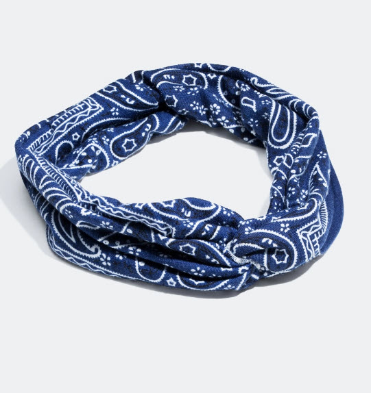 Billede fra myndighedens meddelelse af det tilbagekaldte produkt Hårbånd med paisley mønster. Årsag: OVERTRÆD.