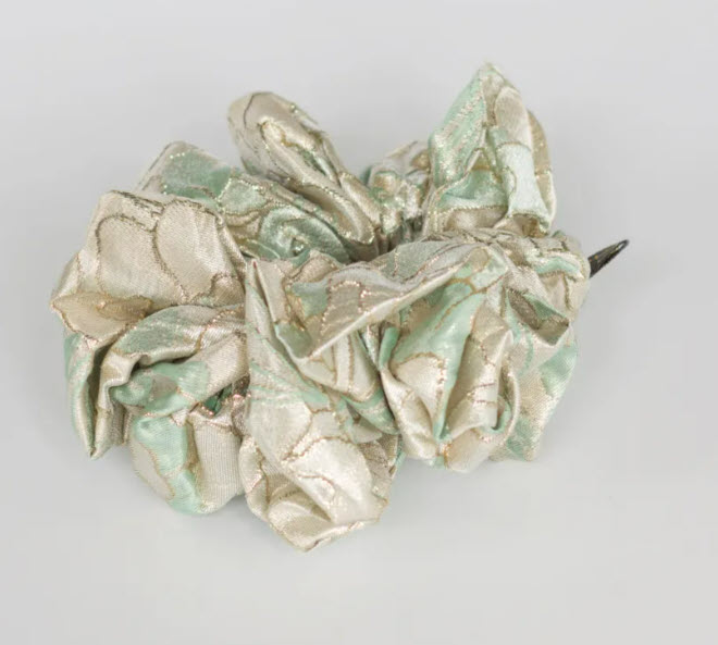 Billede fra myndighedens meddelelse af det tilbagekaldte produkt Yasmina MEGA Scrunchie i Mint. Årsag: OKTILTAG.