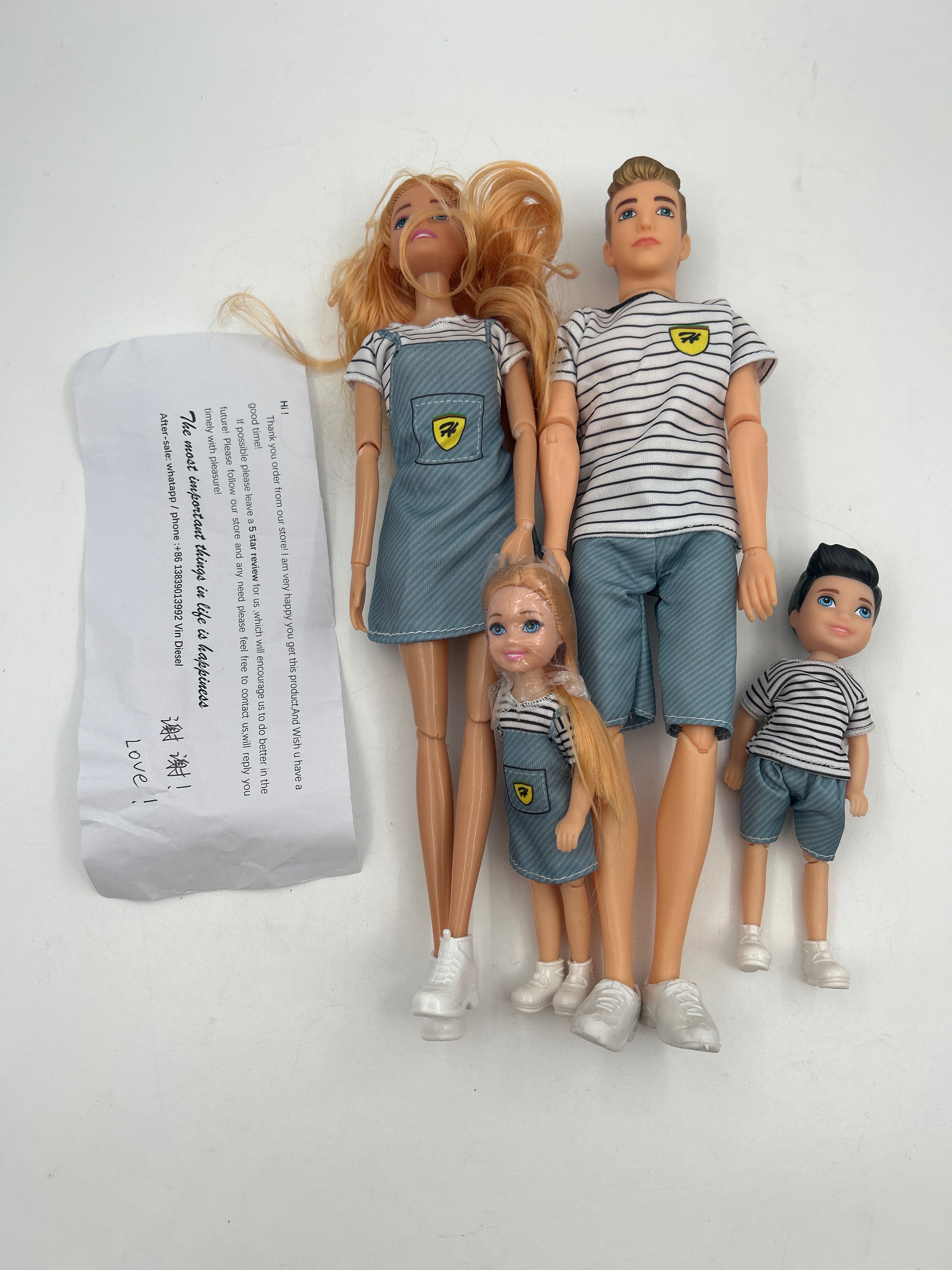 Billede fra myndighedens meddelelse af det tilbagekaldte produkt 1/6 Barbi Dolls Family Doll Set of 4 People Mom Dad Kids 30cm. Årsag: OKTILTAG.