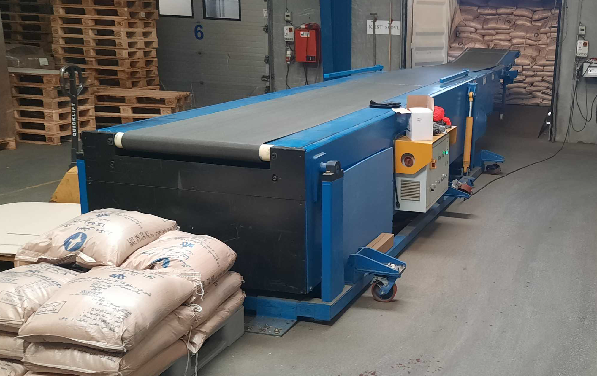 Billede fra myndighedens meddelelse af det tilbagekaldte produkt Rullebånd fabrikat Ningbo Yifan Conveyor Equiment Co. Årsag: OVERTRÆD.