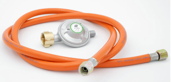 Billede fra myndighedens meddelelse af det tilbagekaldte produkt Gas regulator with gas hose 50 mbar (set). Årsag: OVERTRÆD.