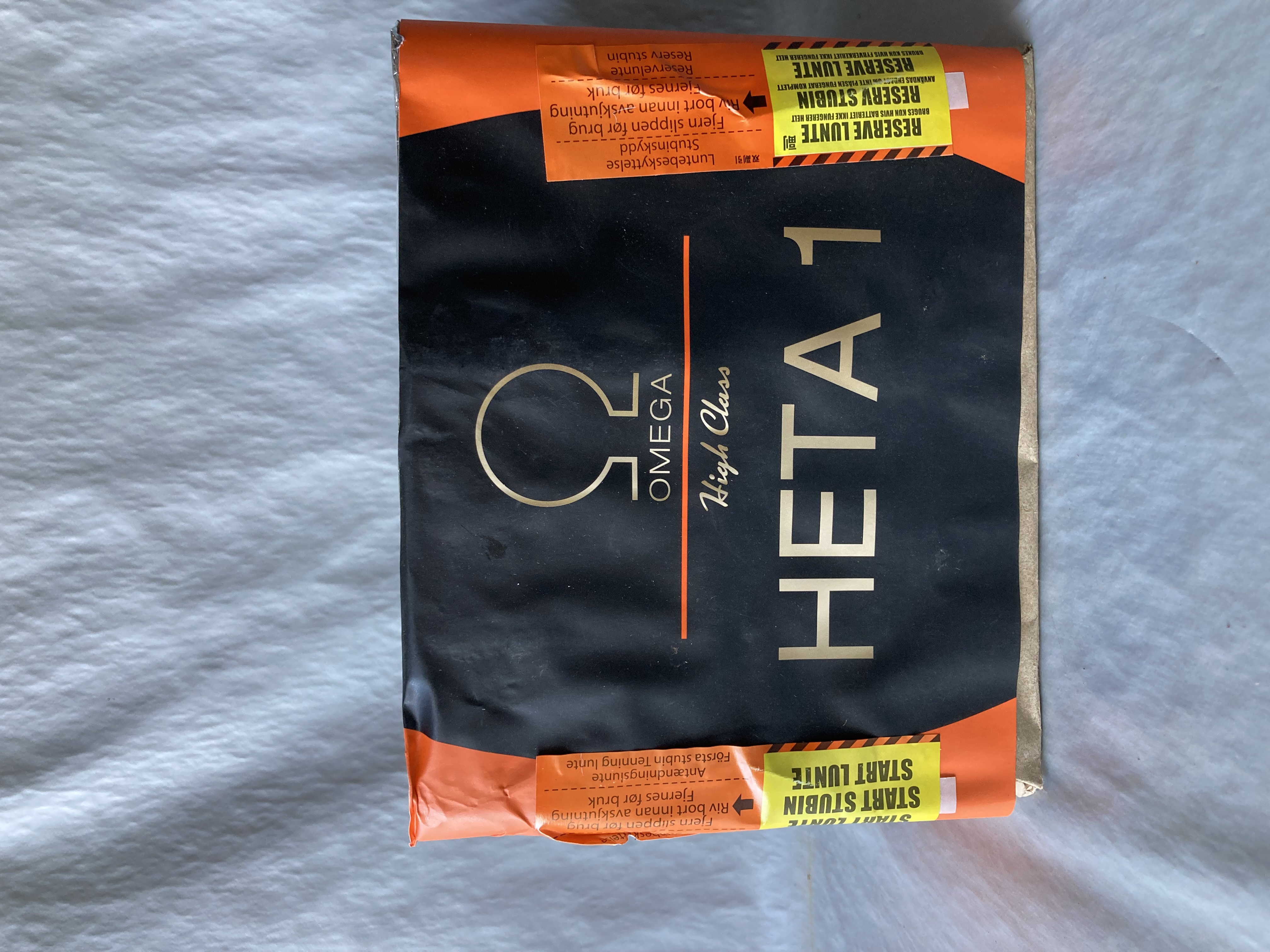 Billede fra myndighedens meddelelse af det tilbagekaldte produkt NYE - Heta 1, CE-reg. nr. 2806-F2-001718, vare nr. 07376.8060, batch nr. 22-13083, NEM 495.9 g. Årsag: OKTILTAG.