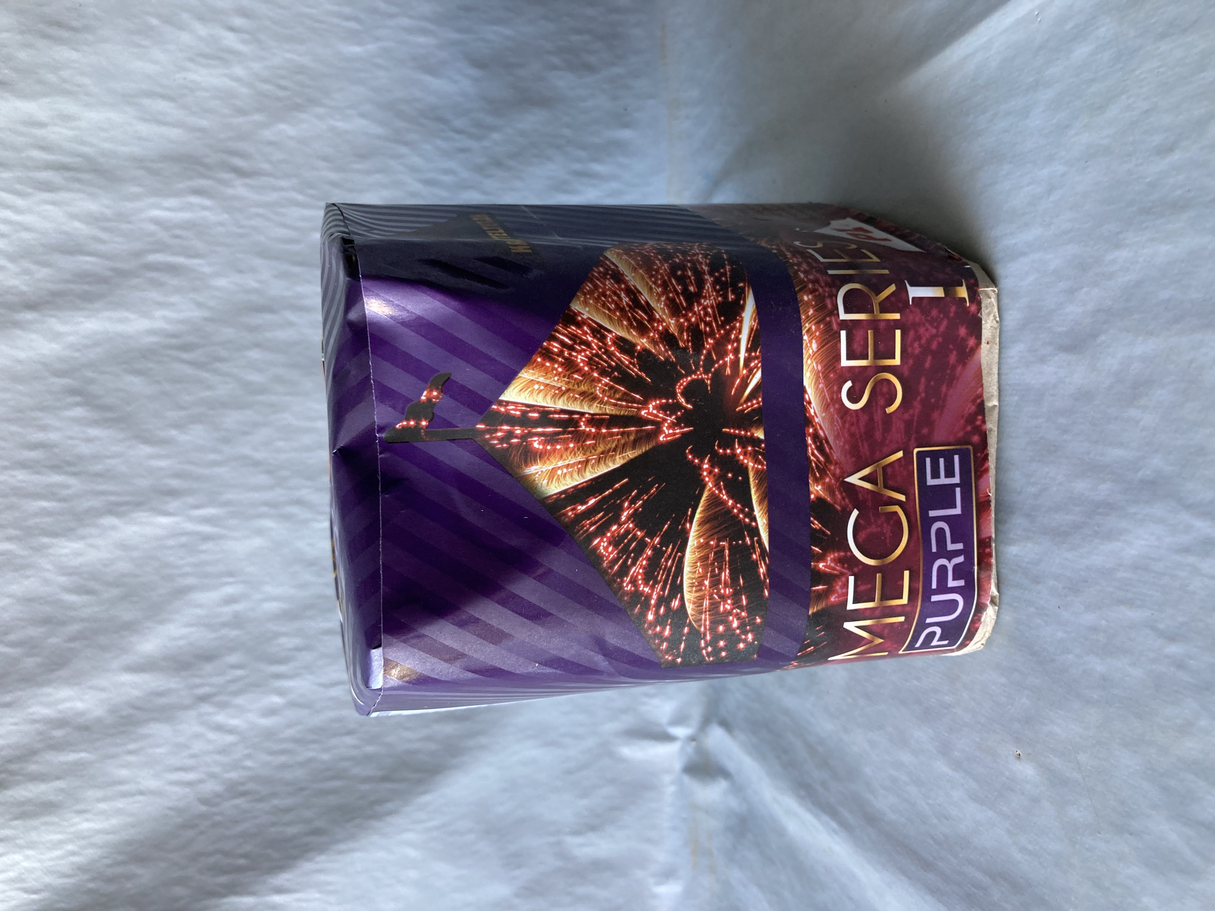 Billede fra myndighedens meddelelse af det tilbagekaldte produkt NYE - Mega Series Purple 1 - CE reg. nr. 0163-F2-5222, vare nr. 333.1515, batch nr. 22-22084, NEM 102 g. Årsag: OVERTRÆD.
