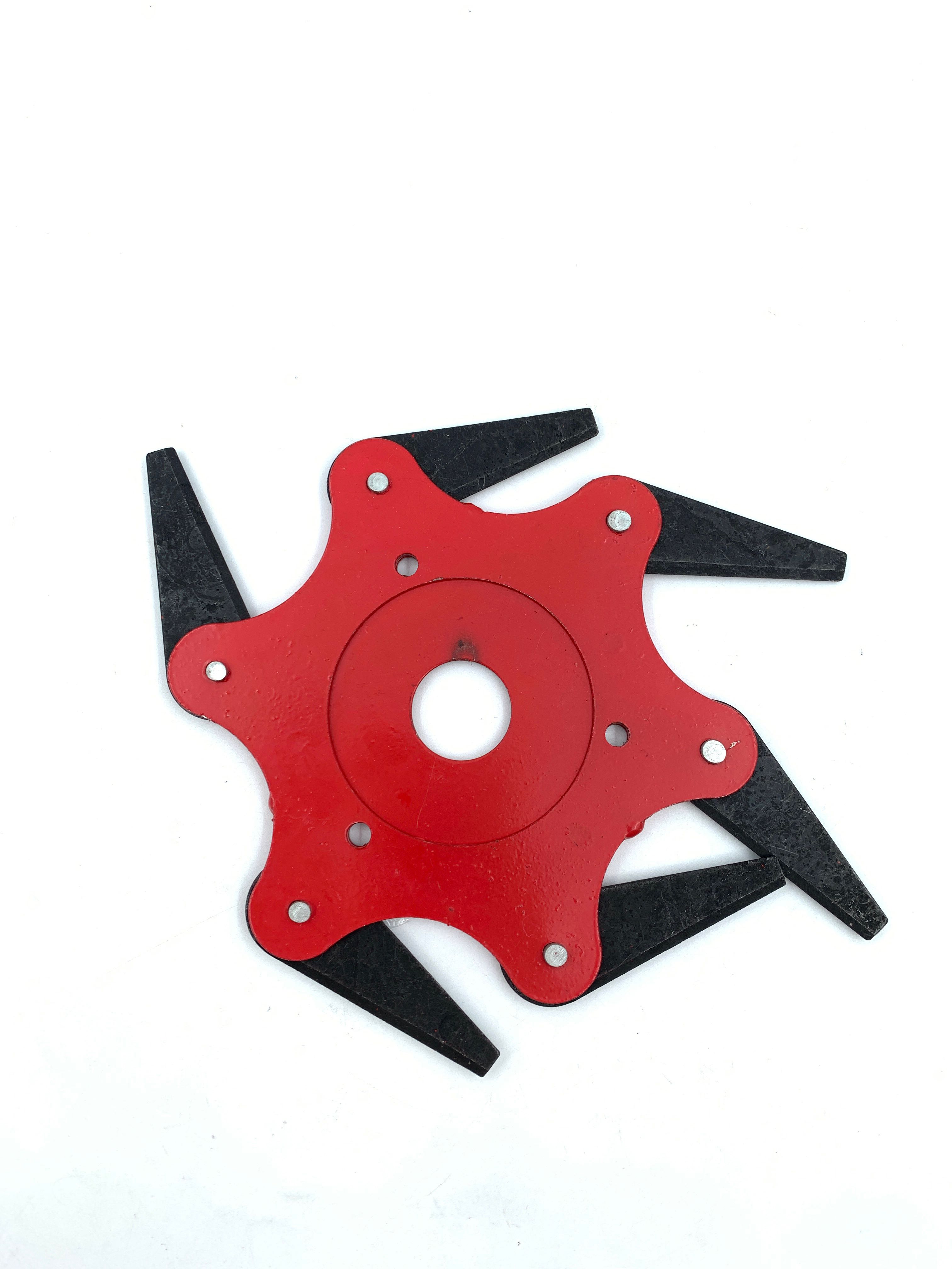 Billede fra myndighedens meddelelse af det tilbagekaldte produkt Trimmer With 6 Teeth Steel Blades Fit Compatible With S 65mn Lawn Mower. Årsag: OKTILTAG.