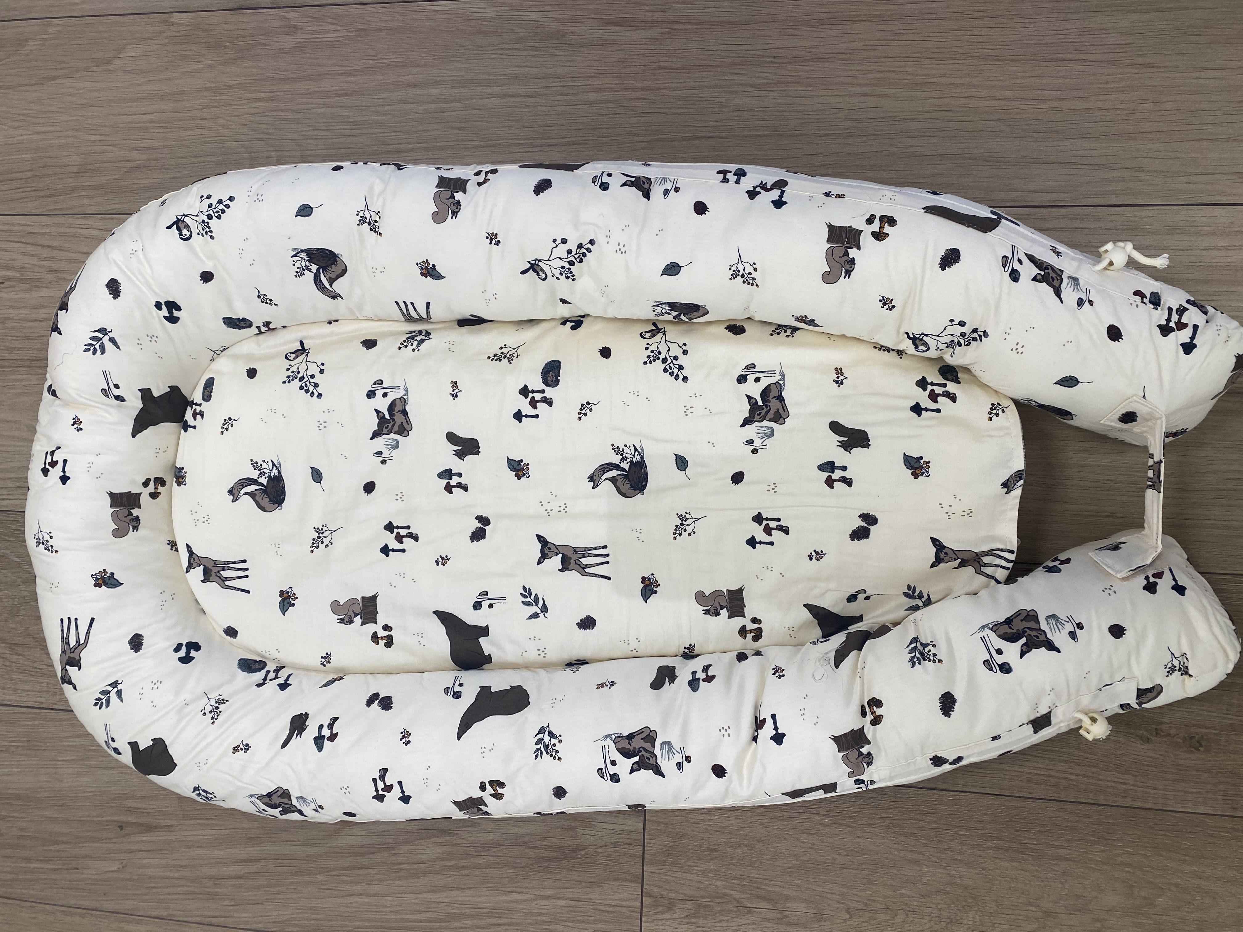 Billede fra myndighedens meddelelse af det tilbagekaldte produkt Babynest af mærket PetitLux og Salling Øko. Årsag: OKTILTAG.