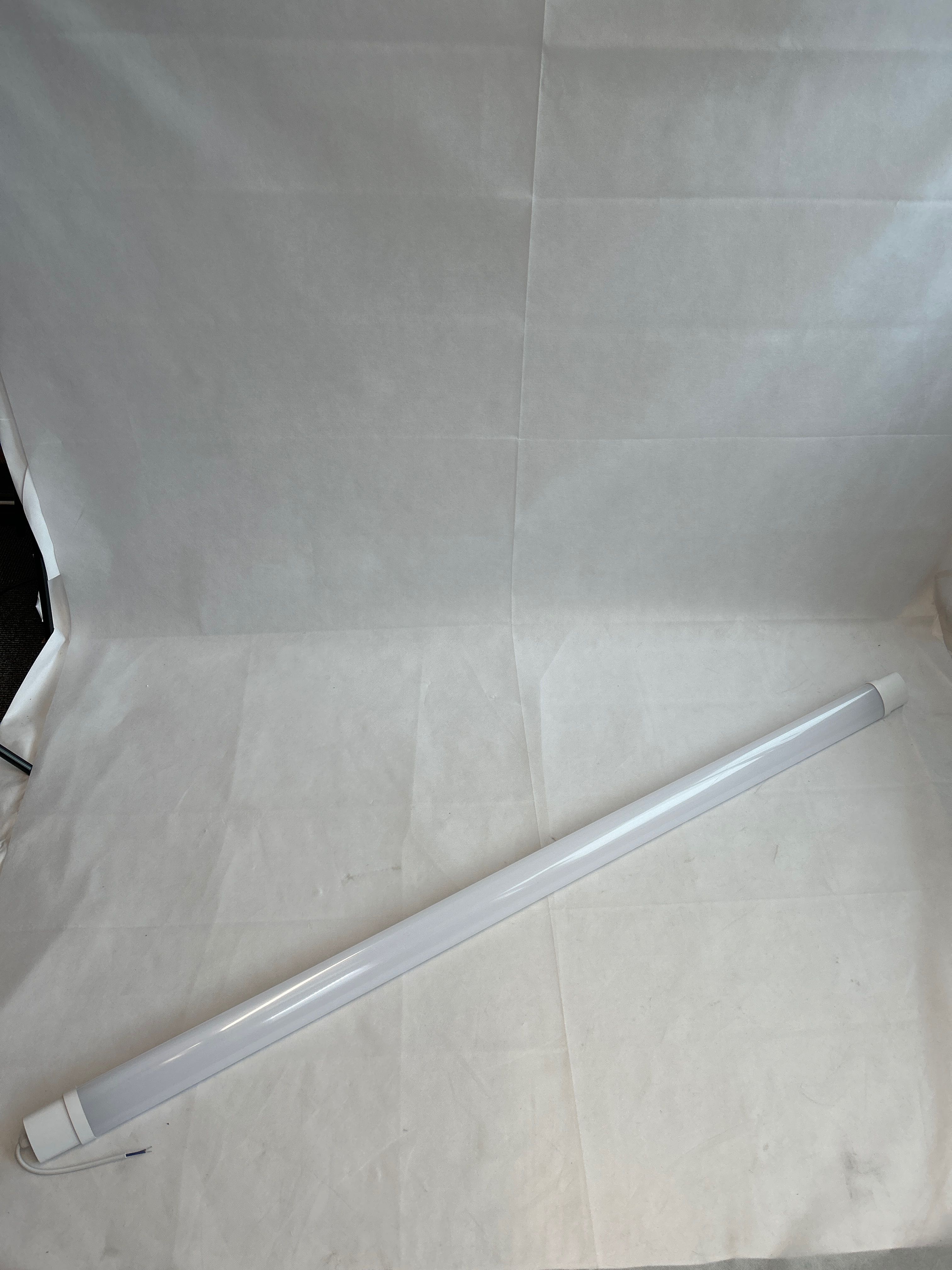 Billede fra myndighedens meddelelse af det tilbagekaldte produkt Optonica LED Batten Fitting /150cm/IP65/50W/TU6698. Årsag: OKTILTAG.