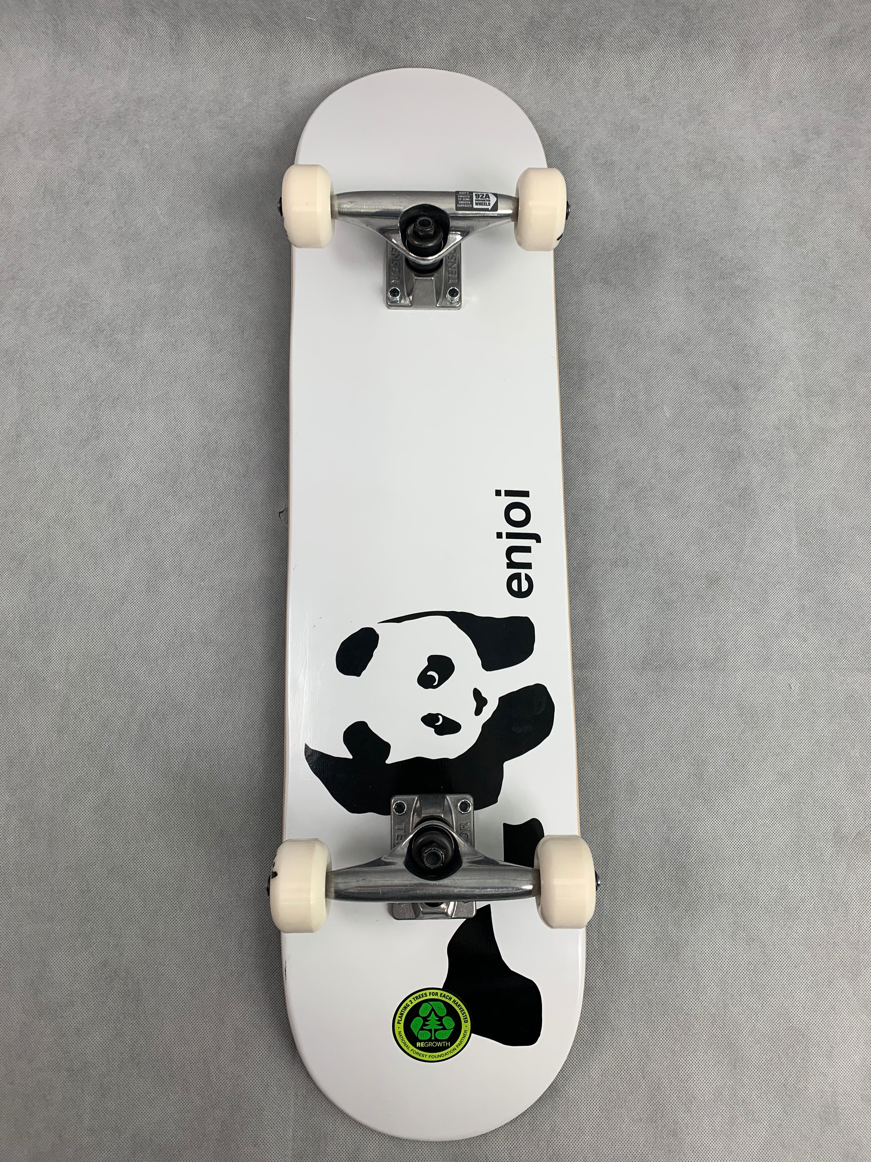 Billede fra myndighedens meddelelse af det tilbagekaldte produkt ENJOI WHITEY PANDA COMPLETE SKATEBOARD 7.75". Årsag: OVERTRÆD.