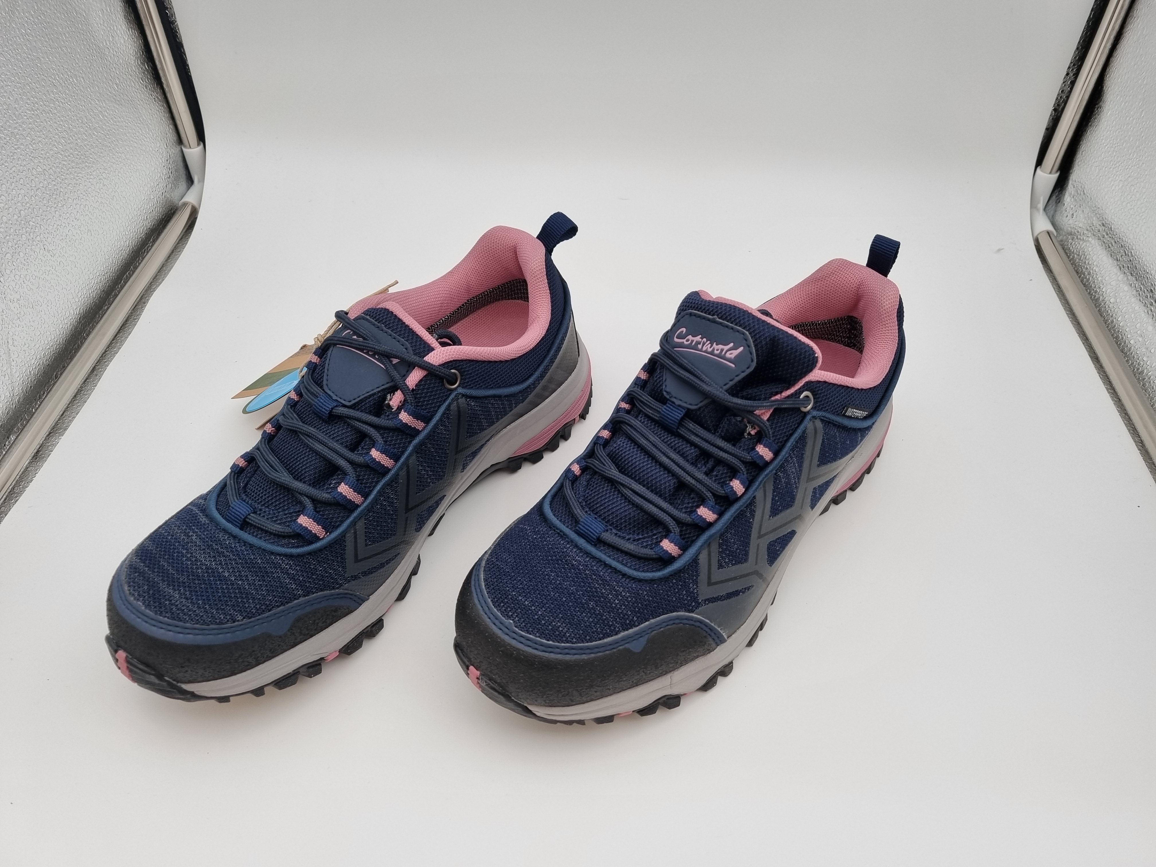 Billede fra myndighedens meddelelse af det tilbagekaldte produkt Cotswold Wychwood Low Navy Ladies Recycled Plastic+Synthetic Hikers. Årsag: OKTILTAG.
