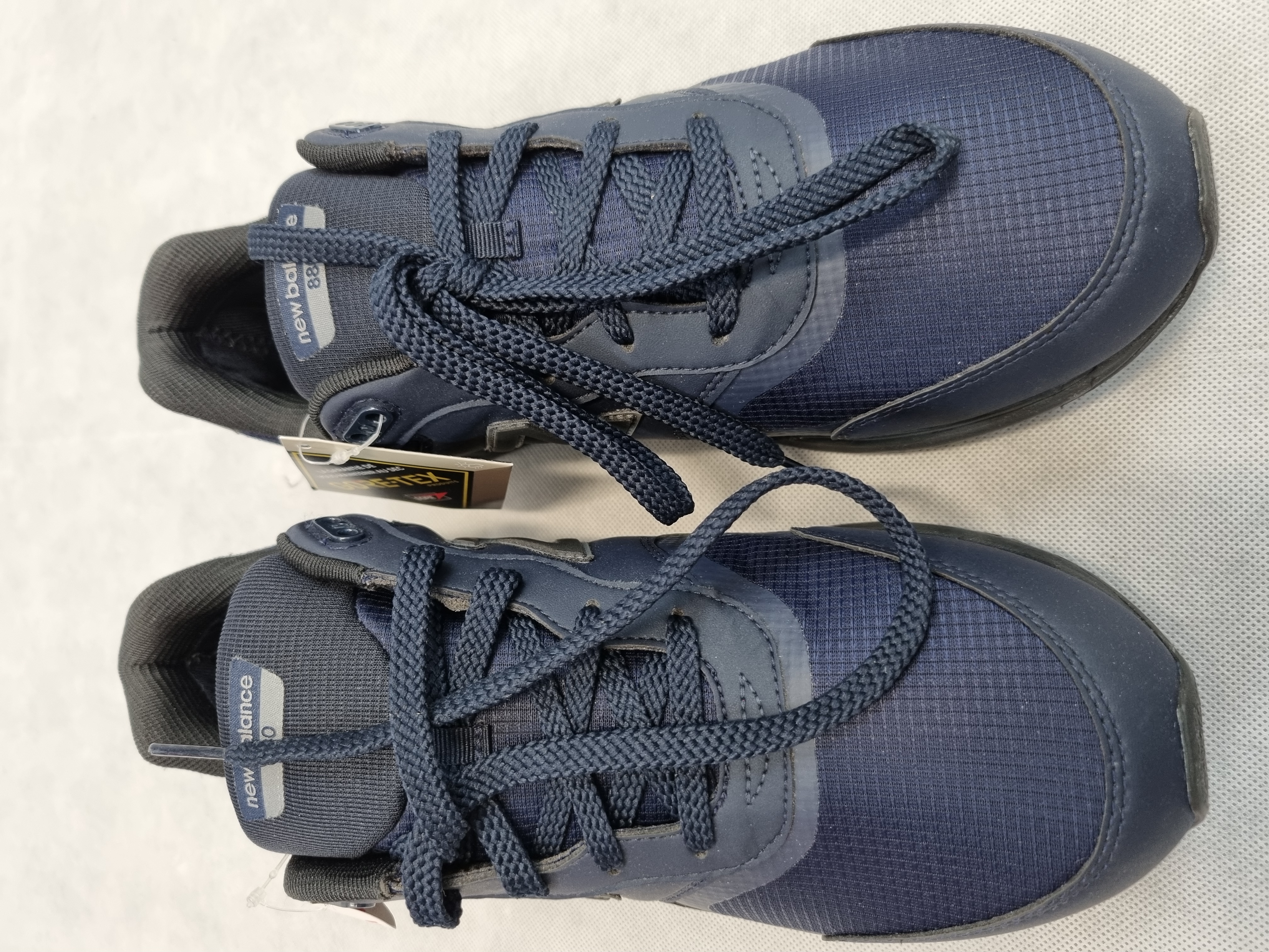 Billede fra myndighedens meddelelse af det tilbagekaldte produkt Womens Wide Fit New Balance MW880GD4 Walking Trainers. Årsag: OVERTRÆD.