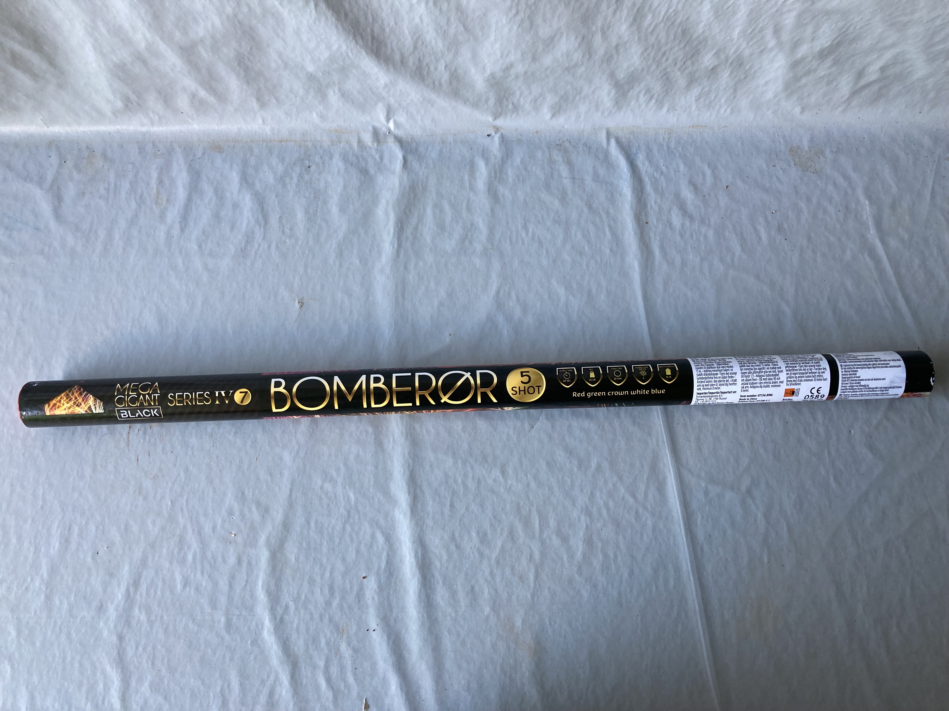 Billede fra myndighedens meddelelse af det tilbagekaldte produkt NYE - Mega Gigant Black Series IV 7, CE-reg. nr. 0200-F2-0072, vare nr. 07336.8906, batch nr. 22-25202, NEM 45 g. Årsag: OVERTRÆD.
