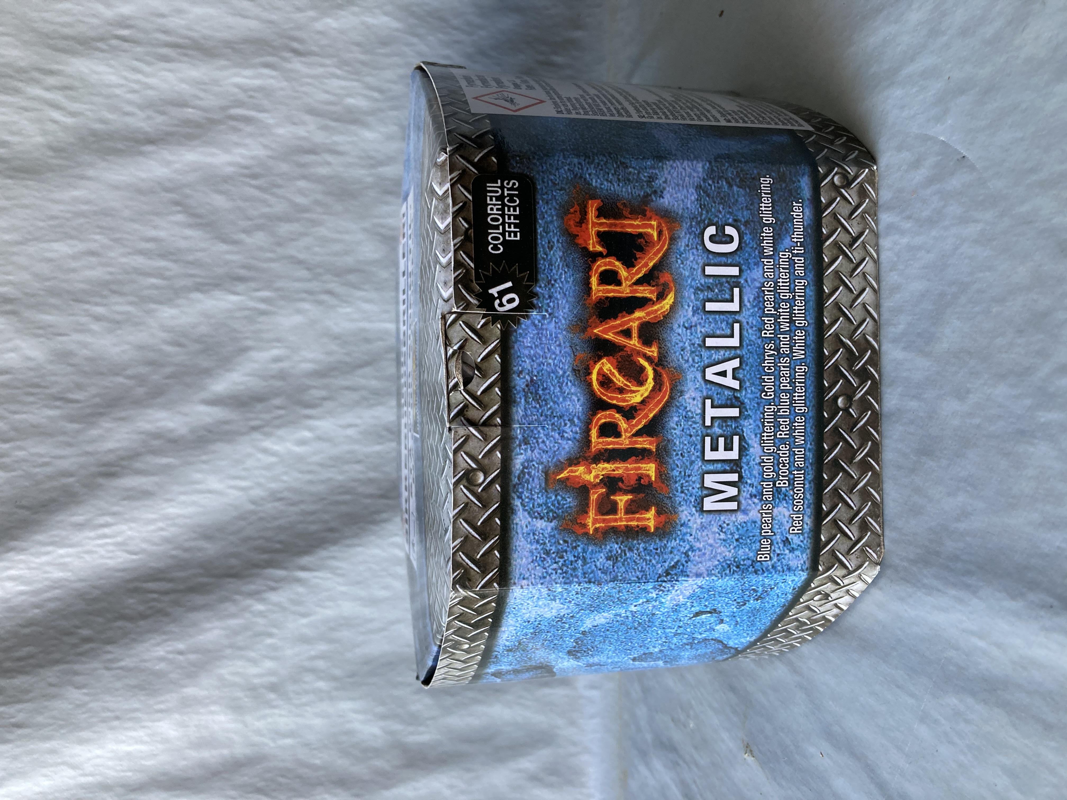 Billede fra myndighedens meddelelse af det tilbagekaldte produkt NYE - Fireart Metallic, CE-reg. nr. 0163-F2-5386, vare nr. 34.6105, batch nr. 22-25275, NEM 354.7 g. Årsag: OKTILTAG.