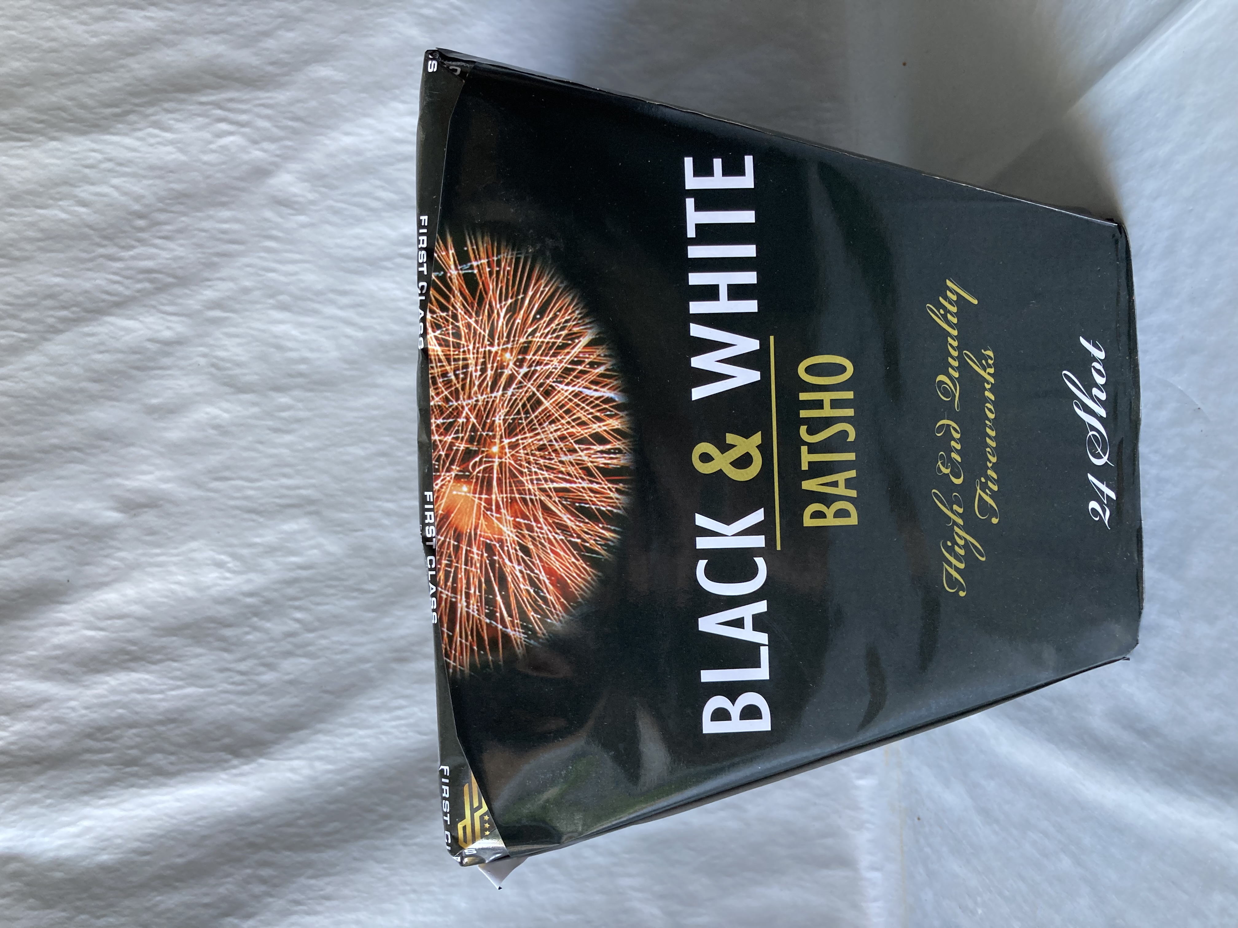Billede fra myndighedens meddelelse af det tilbagekaldte produkt NYE - Black & White Batsho, CE-reg. nr. 0163-F3-5615, vare nr. 74.2430, batch nr. 22-33154, NEM 471 g. Årsag: OVERTRÆD.