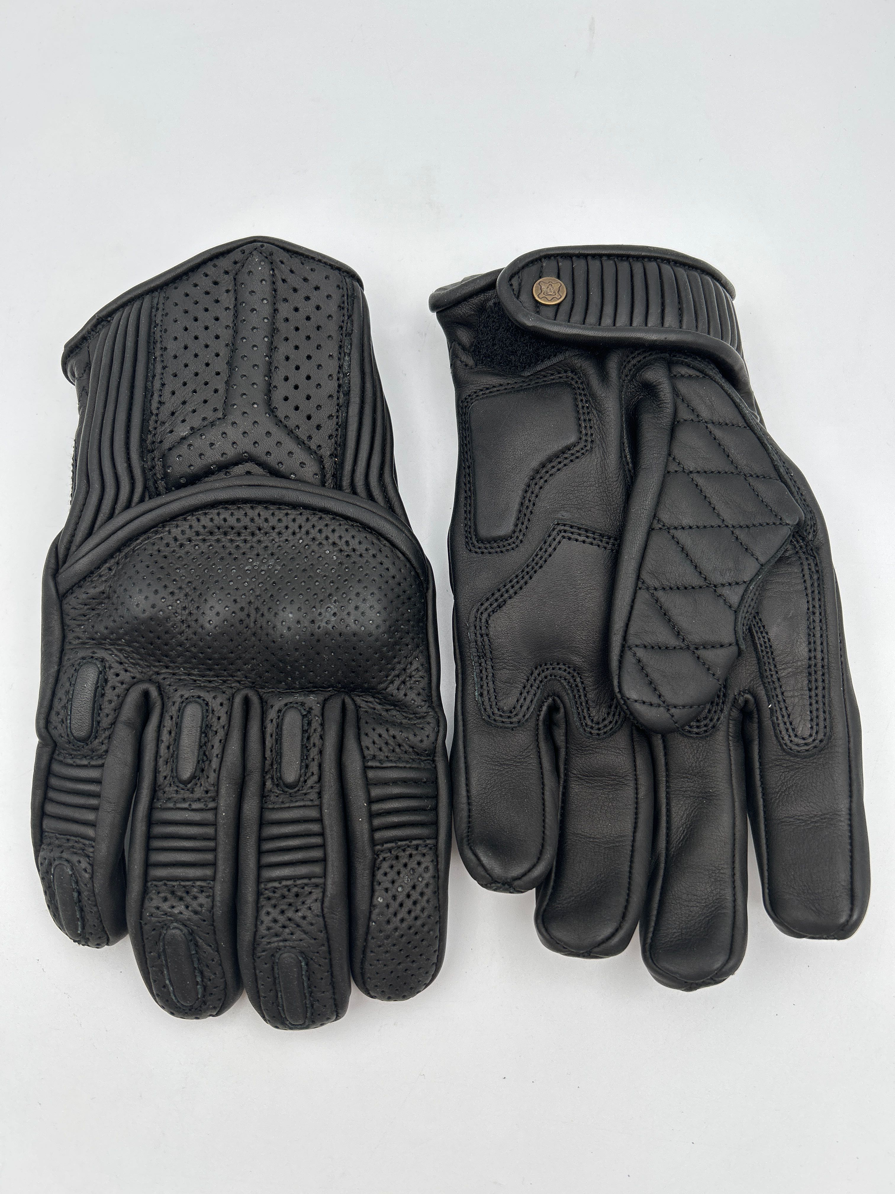 Billede fra myndighedens meddelelse af det tilbagekaldte produkt SILK LINED PREDATOR GLOVES - BLACK. Årsag: OKTILTAG.