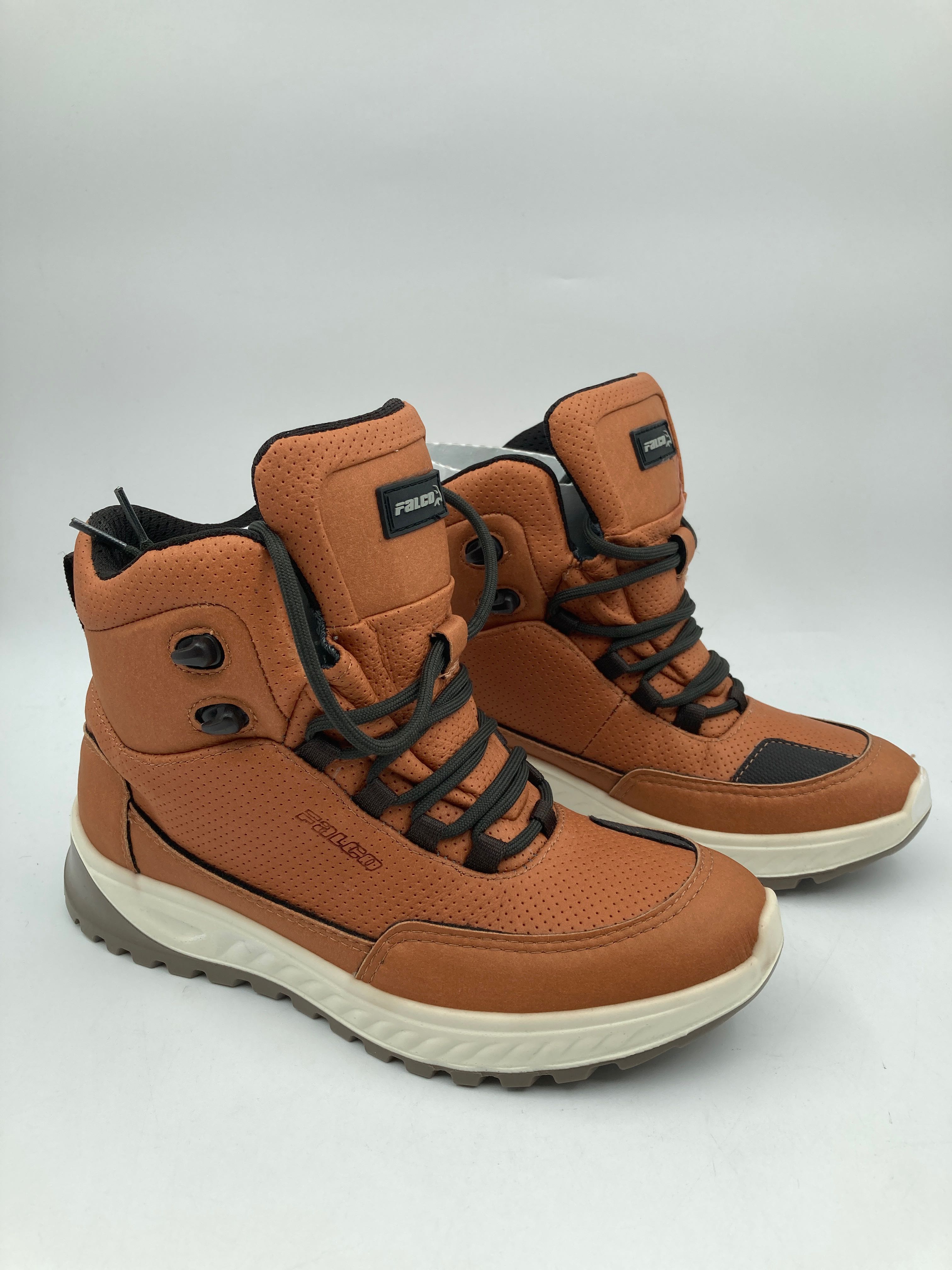 Billede fra myndighedens meddelelse af det tilbagekaldte produkt MC Falco dame Sneaker Nara sort/grå/brun. Årsag: OKTILTAG.