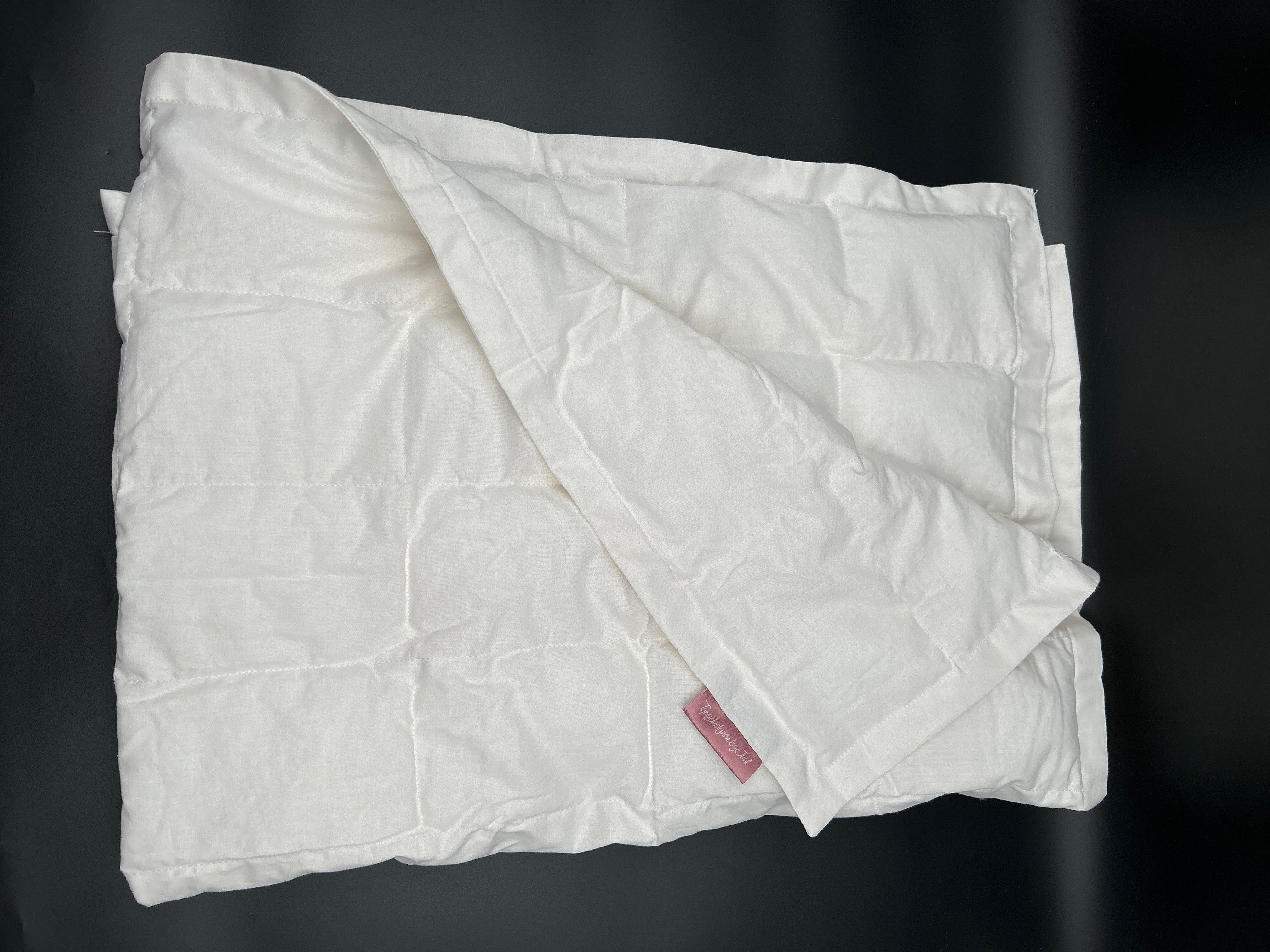Billede fra myndighedens meddelelse af det tilbagekaldte produkt Tyngdedyne Baby (3-18 mdr). Årsag: OKTILTAG.
