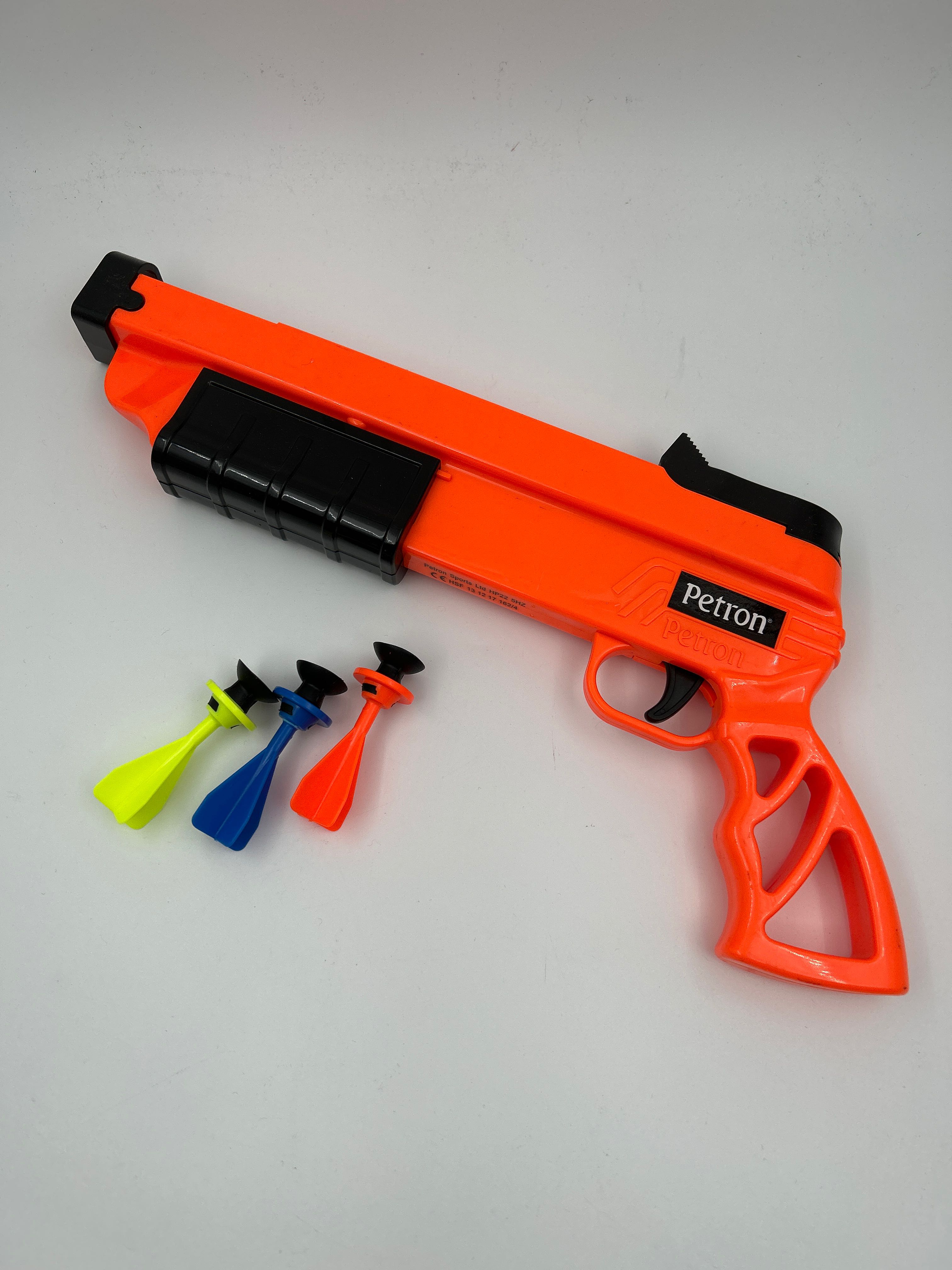 Billede fra myndighedens meddelelse af det tilbagekaldte produkt PETRON SURESHOT TOY PISTOL WITH SUCKER DARTS. Årsag: OVERTRÆD.