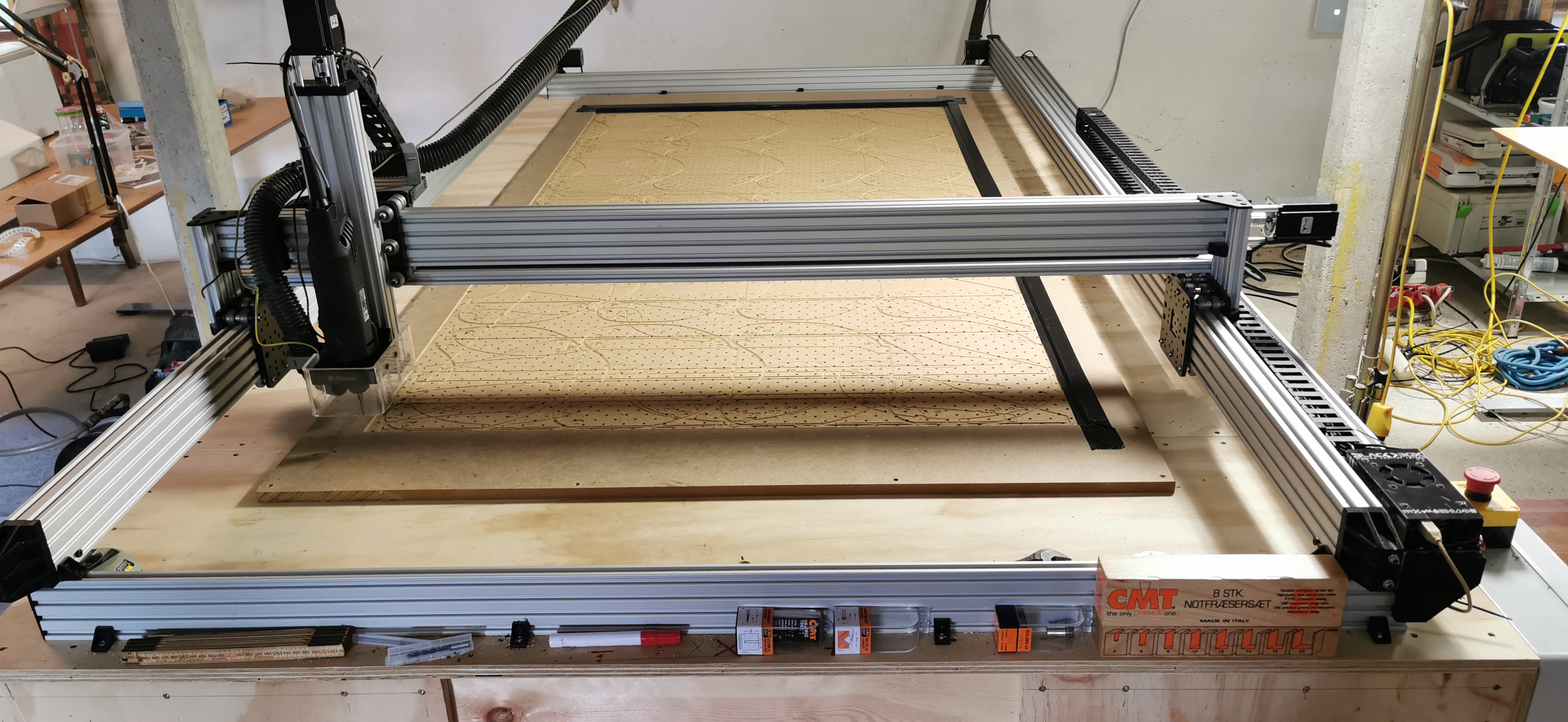 Billede fra myndighedens meddelelse af det tilbagekaldte produkt CNC machine model Renato. Årsag: OVERTRÆD.