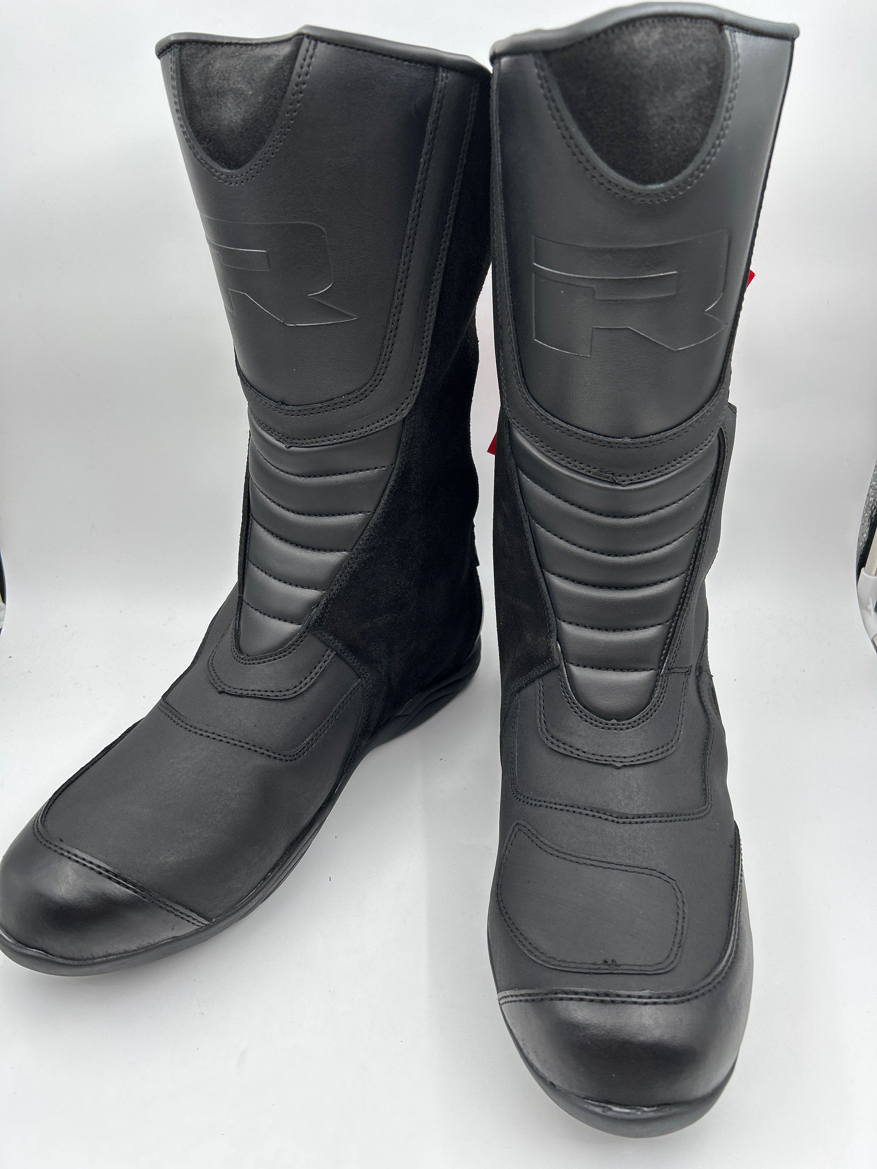 Billede fra myndighedens meddelelse af det tilbagekaldte produkt Richa Vapour Waterproof Boots Black. Årsag: OVERTRÆD.
