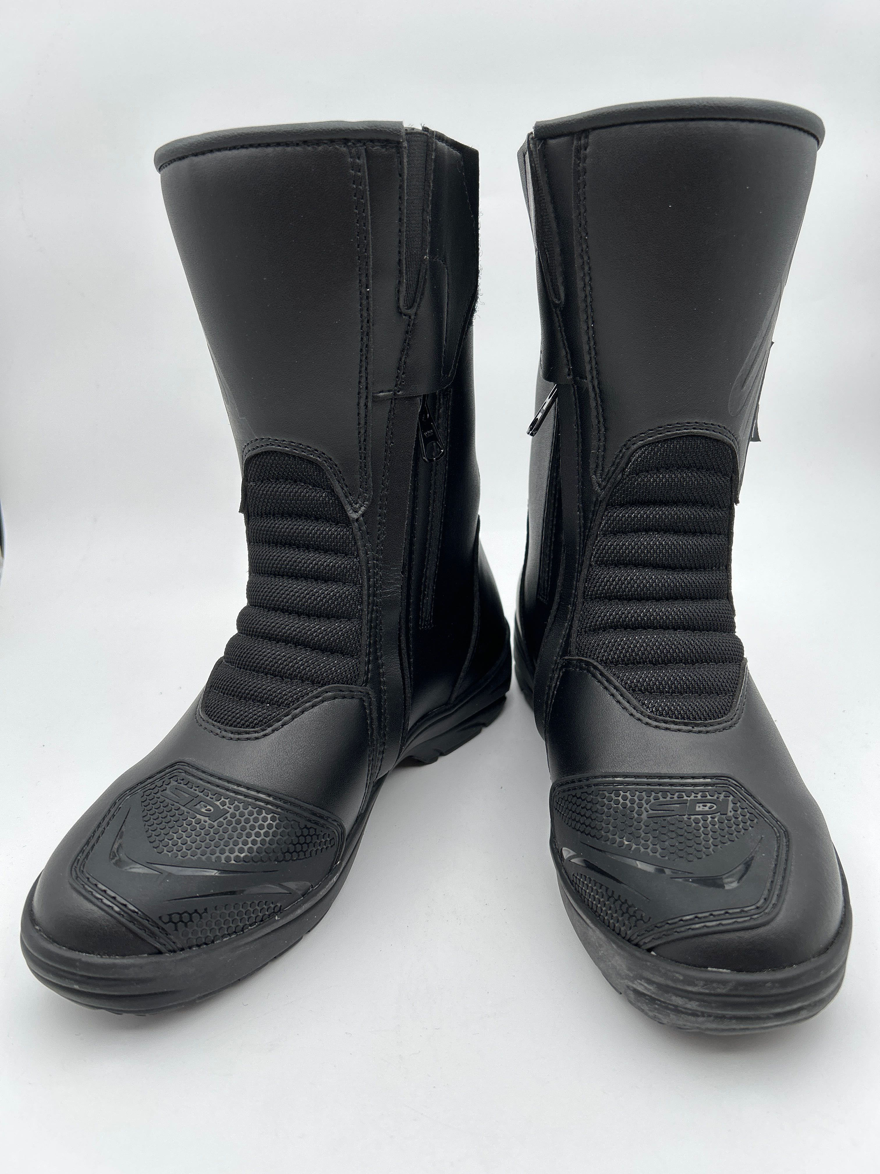 Billede fra myndighedens meddelelse af det tilbagekaldte produkt Sidi Gavia Gore-Tex Motorcycle Boots Women (black). Årsag: OKTILTAG.